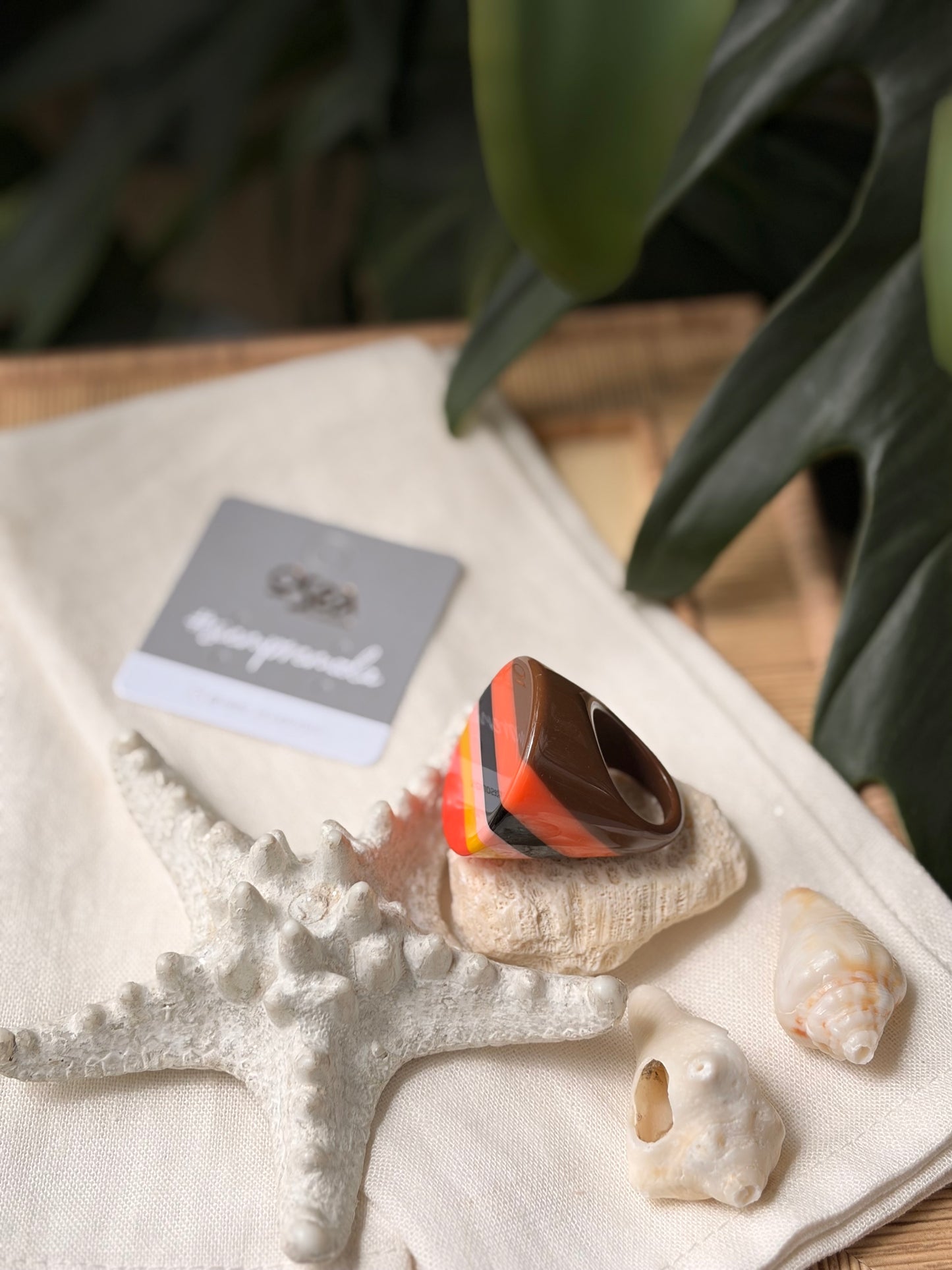 Anillo multicolor en resina