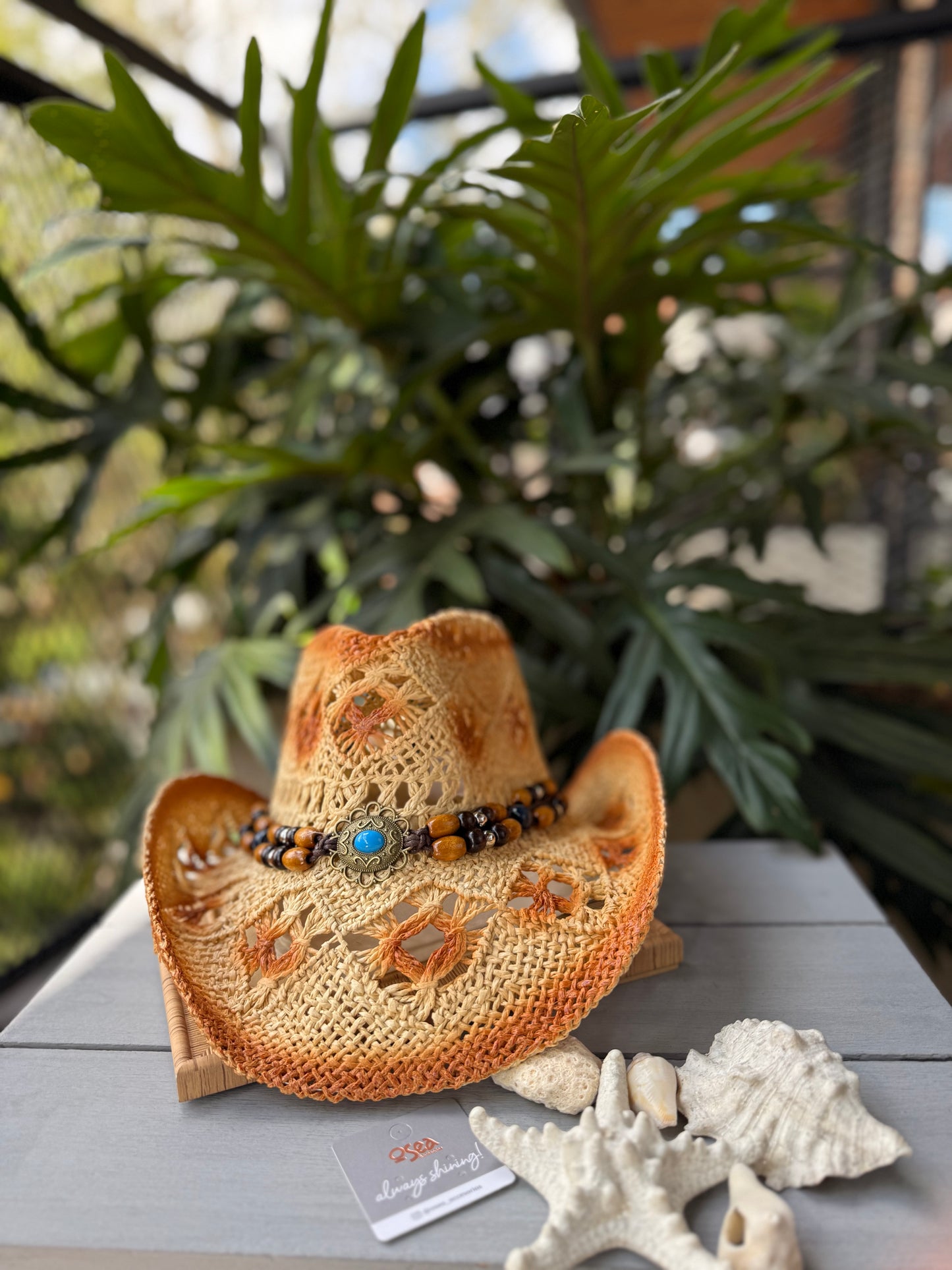 Sombrero rijido en macramé con accesorio en madera