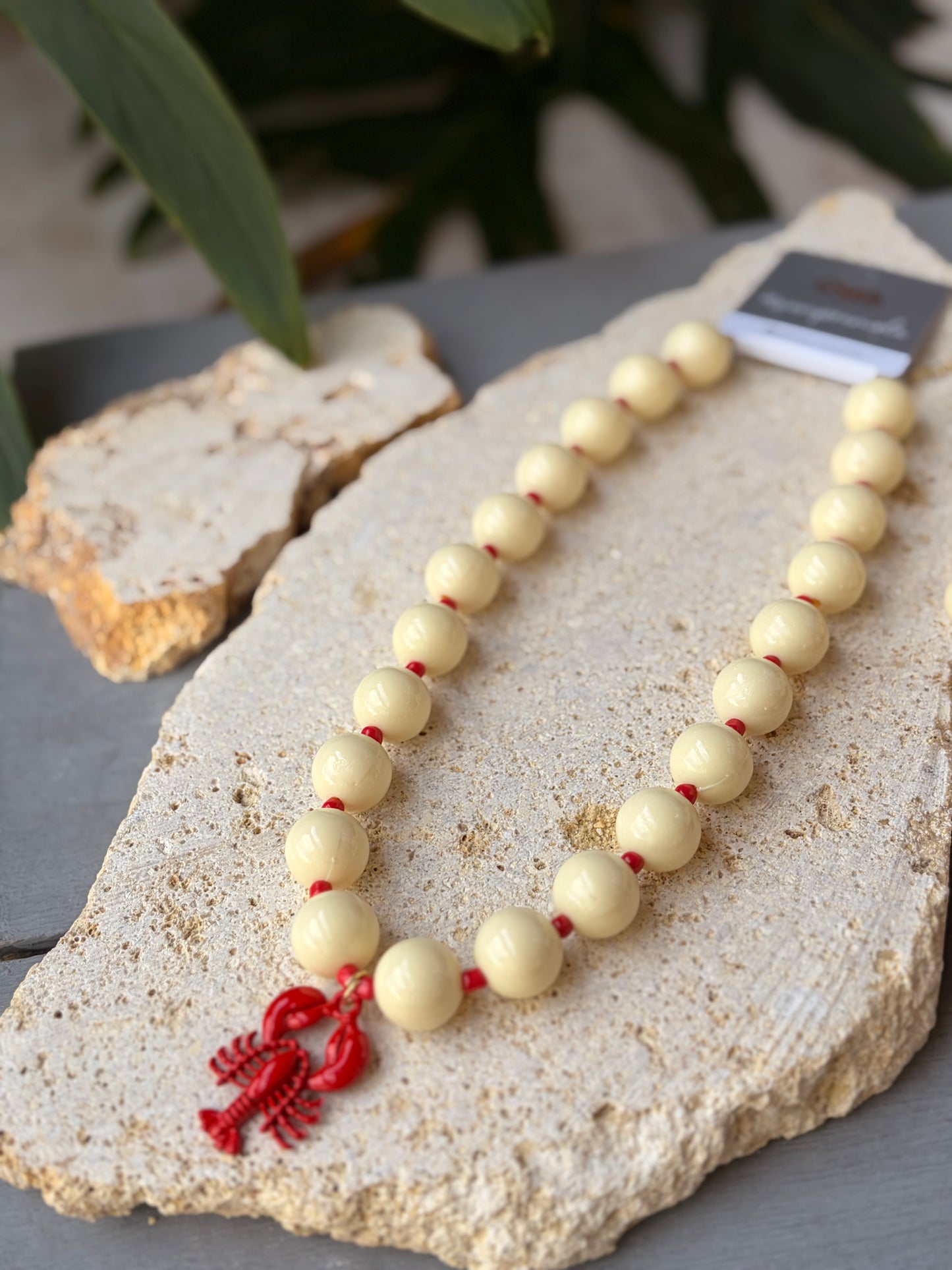 Collar bolas beige y mostacillas langosta roja