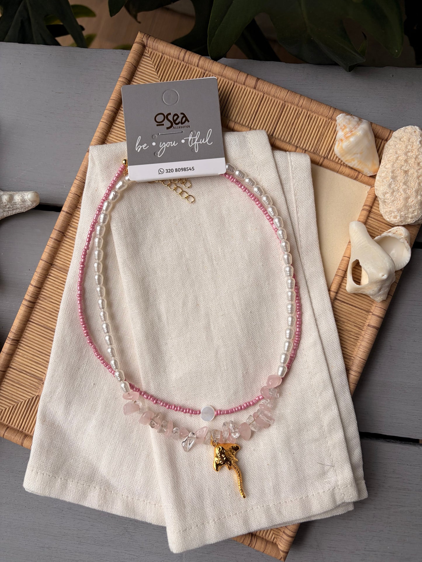 Collar doble rosado mostacillas y piedras dije mantarraya