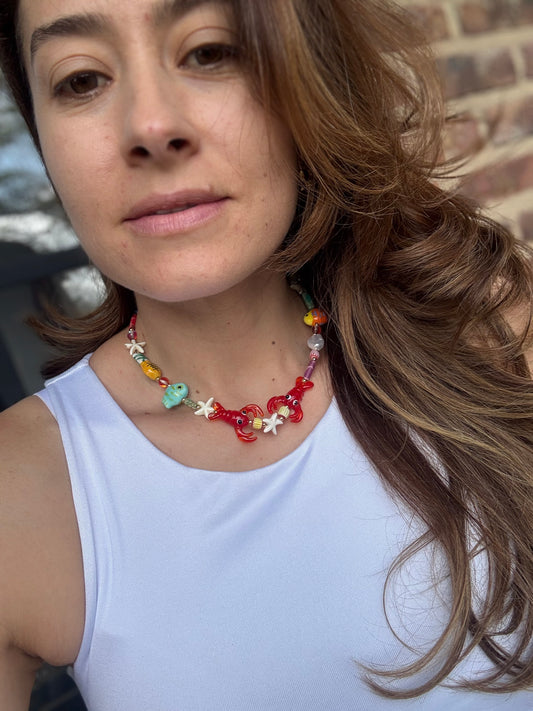 Collar corto cangrejo de vidrio