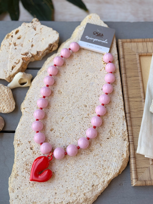 Collar bolas medianas rosadas dije corazón