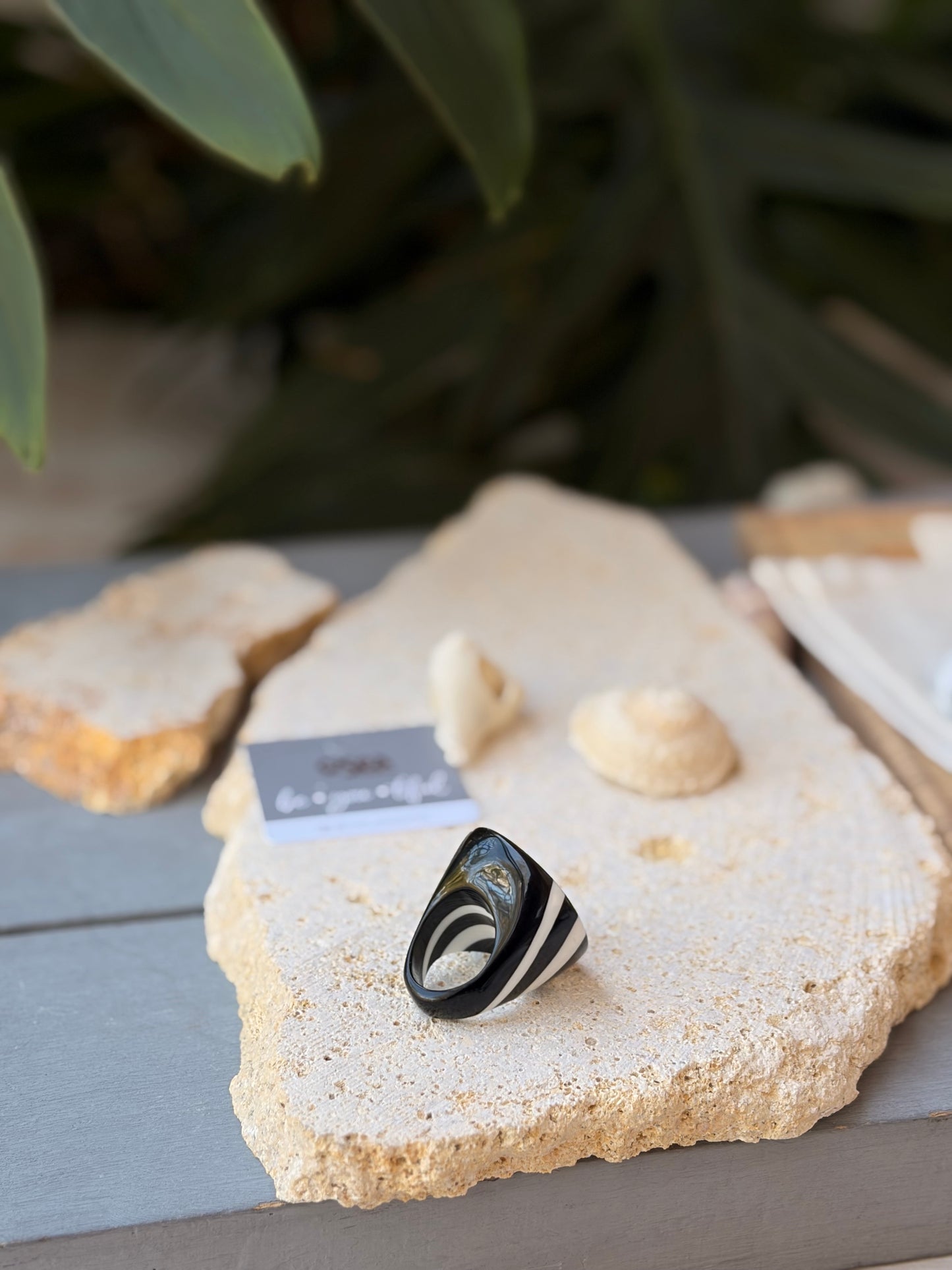 Anillo rayas blanco negro en resina
