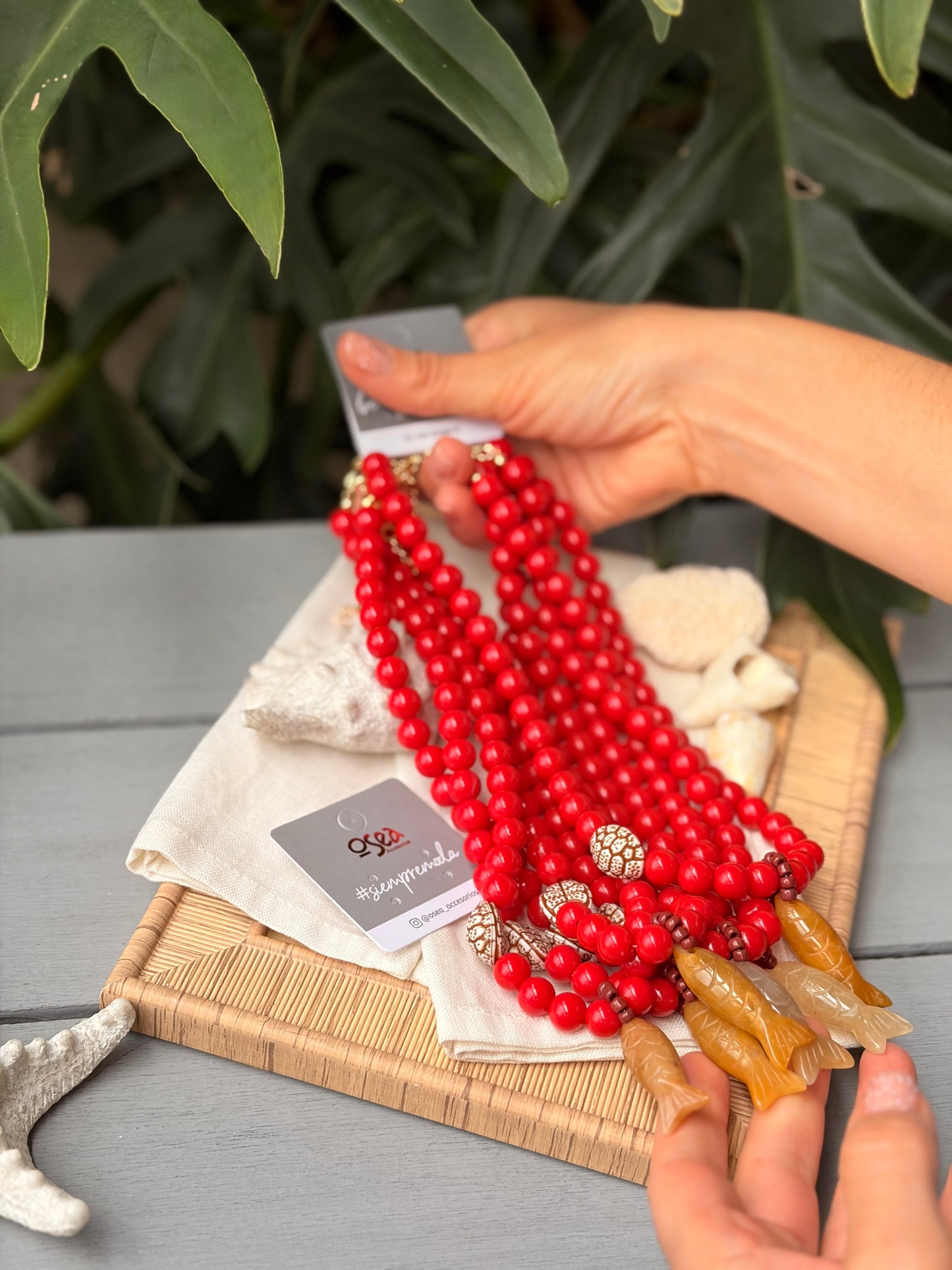 Collar bolas rojas dije pez en piedra natural