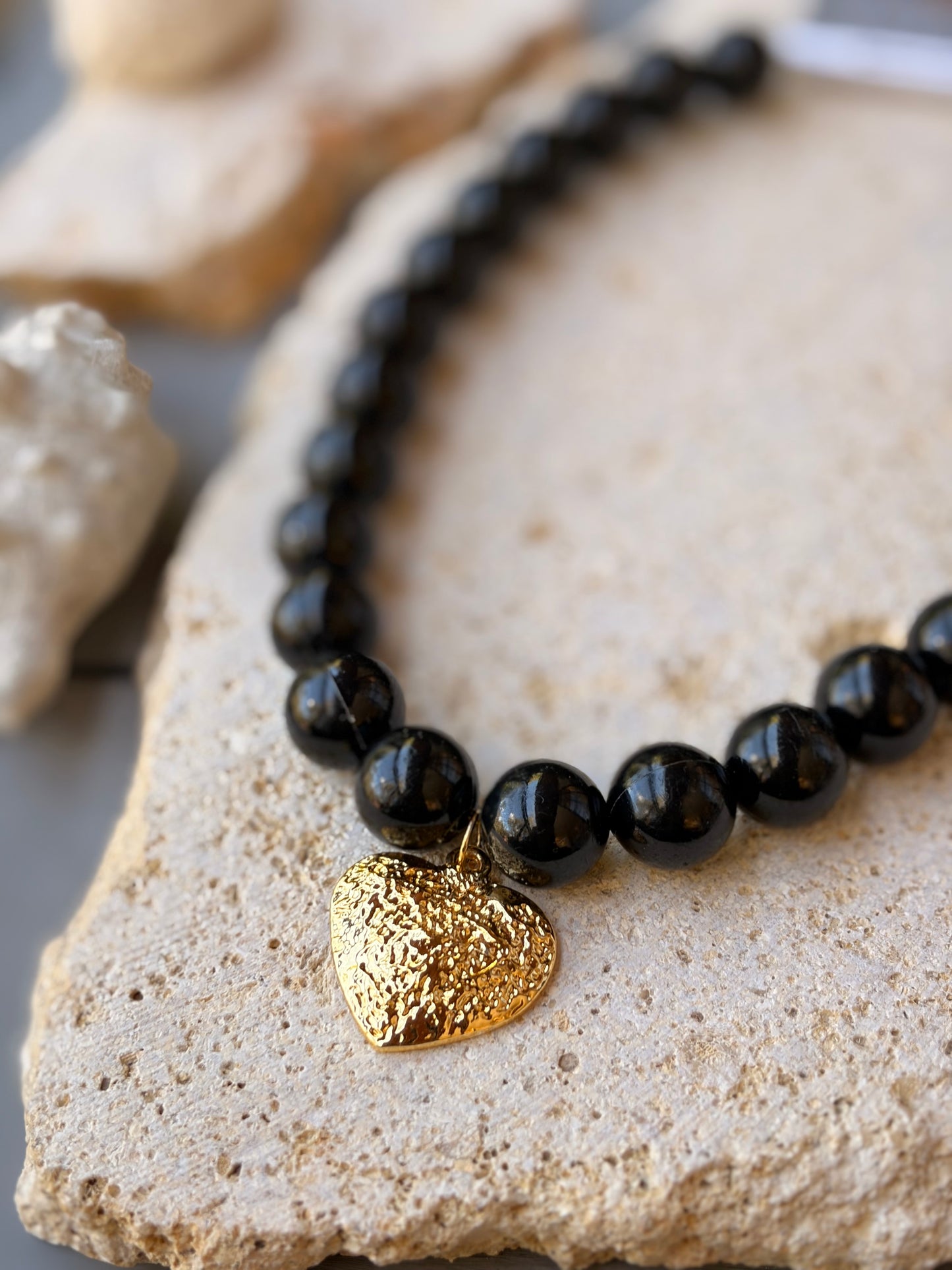 Collar bolas negras dije corazón 24k