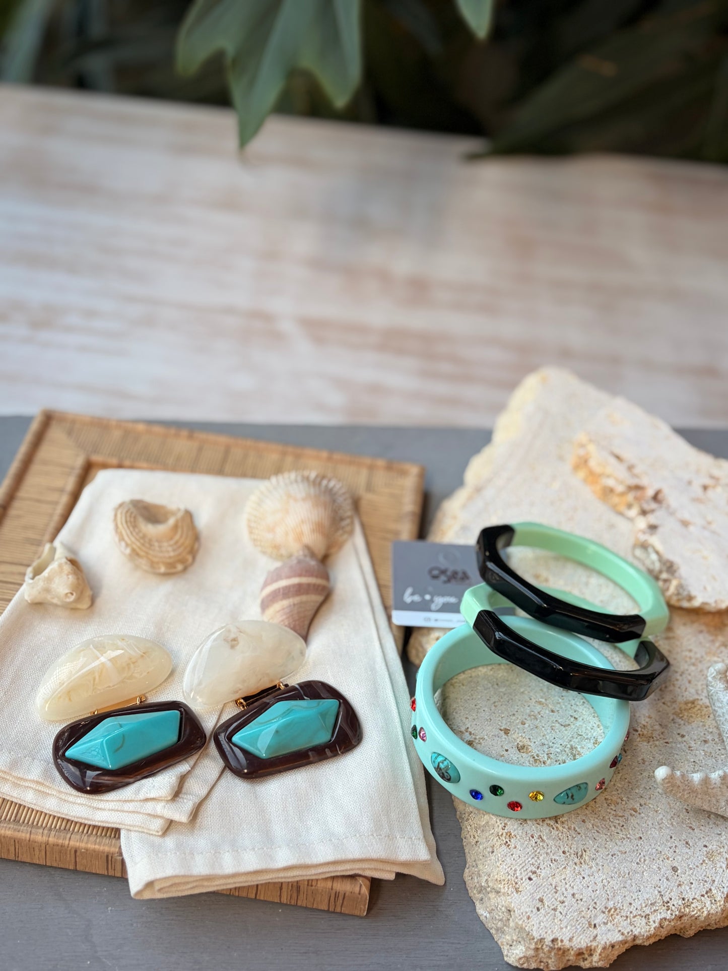 Pulsera en resina con piedras de colores