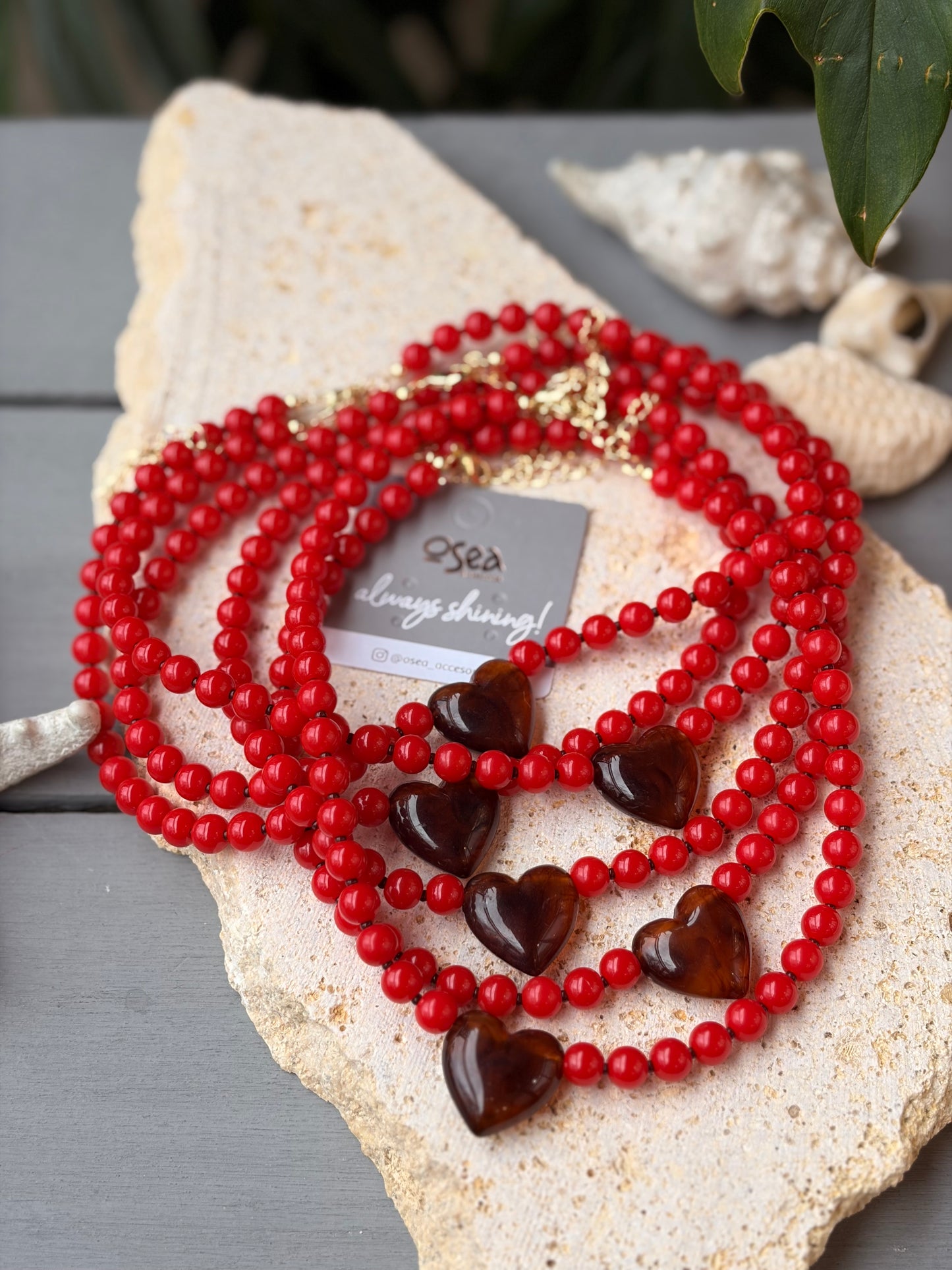 Collar corto bolas rojas pequeñas dije corazón tonos ámbar