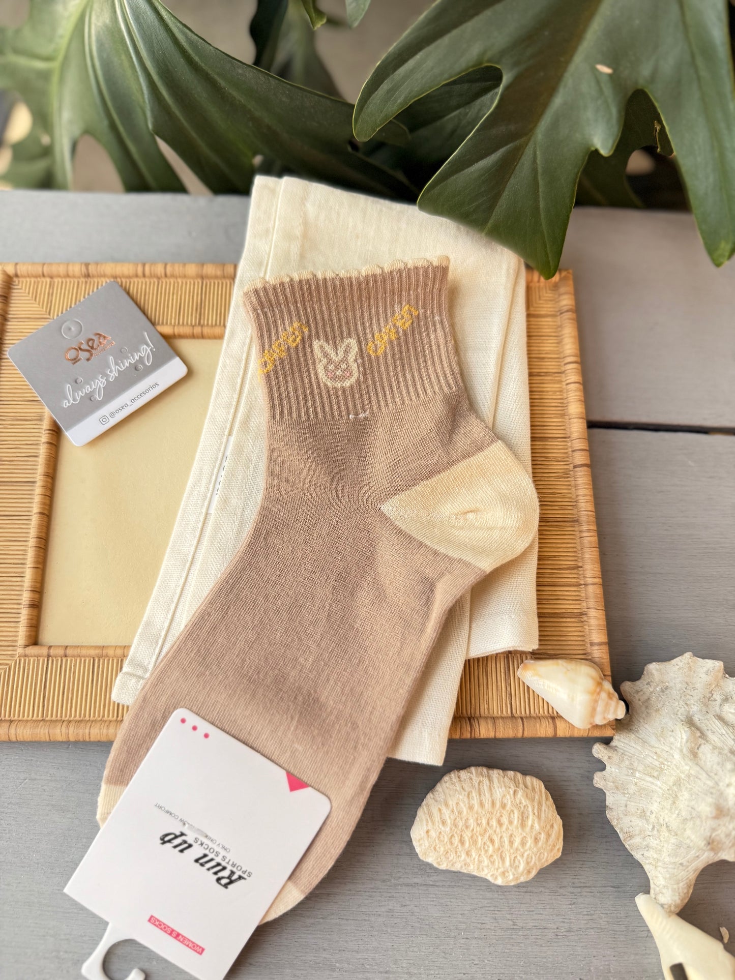 Medias en tonos café claro