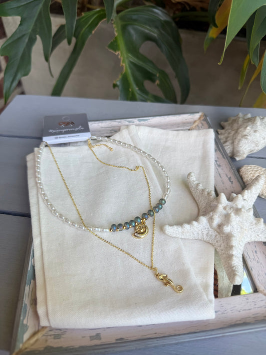 Collar doble perlas y dijes de mar