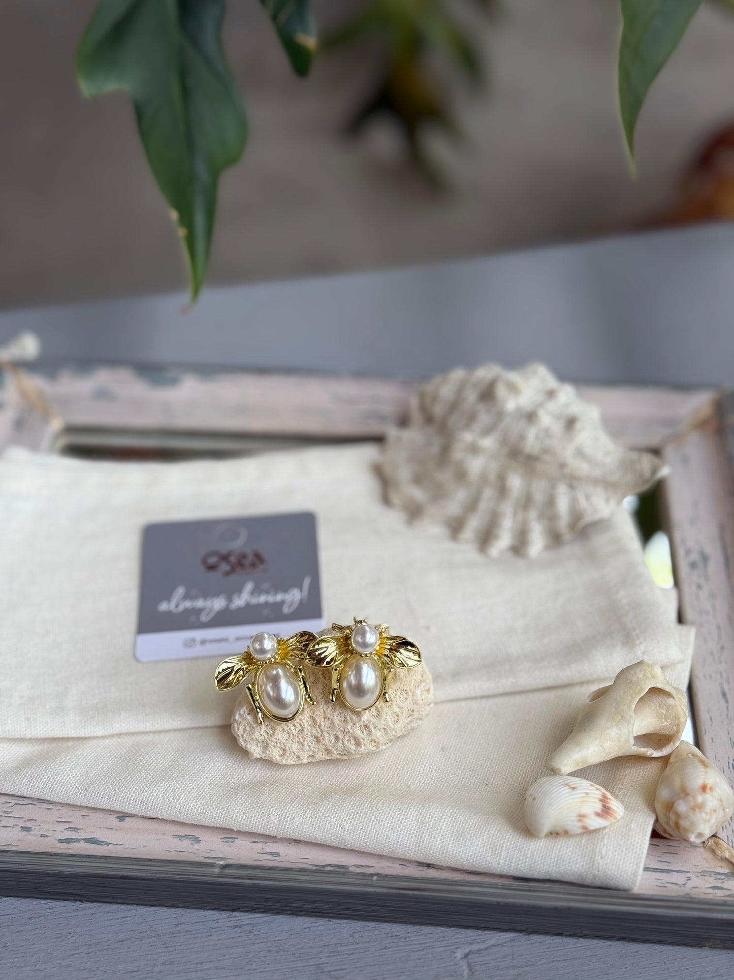 Topos rodinados de abeja con perlas