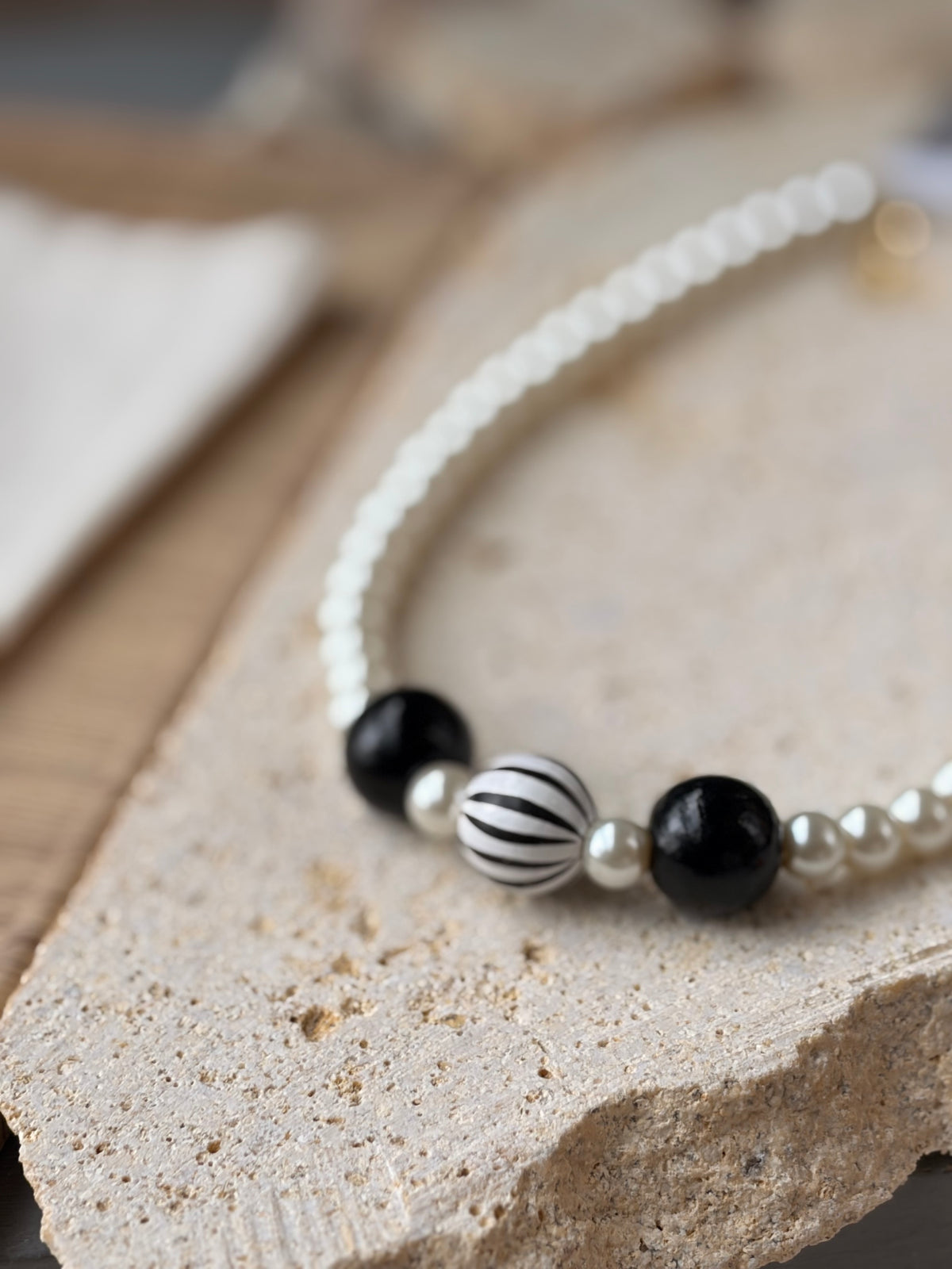Collar perlas dijes bolas blanco y negro