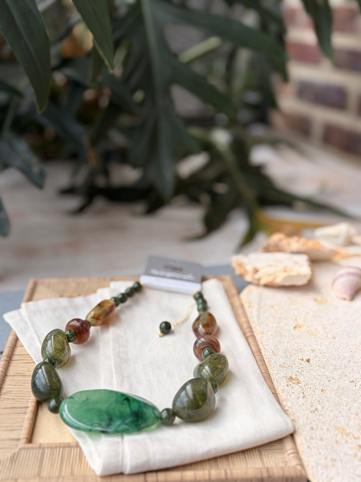 Collar en piedras resina tonos verdes
