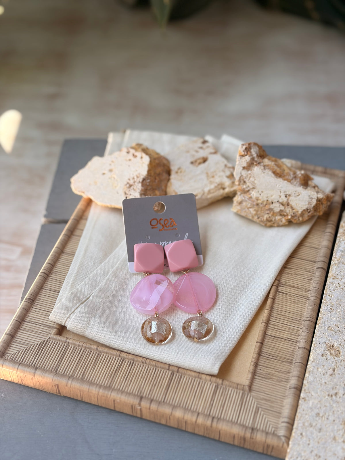 Aretes en resina rosados con dije transparente