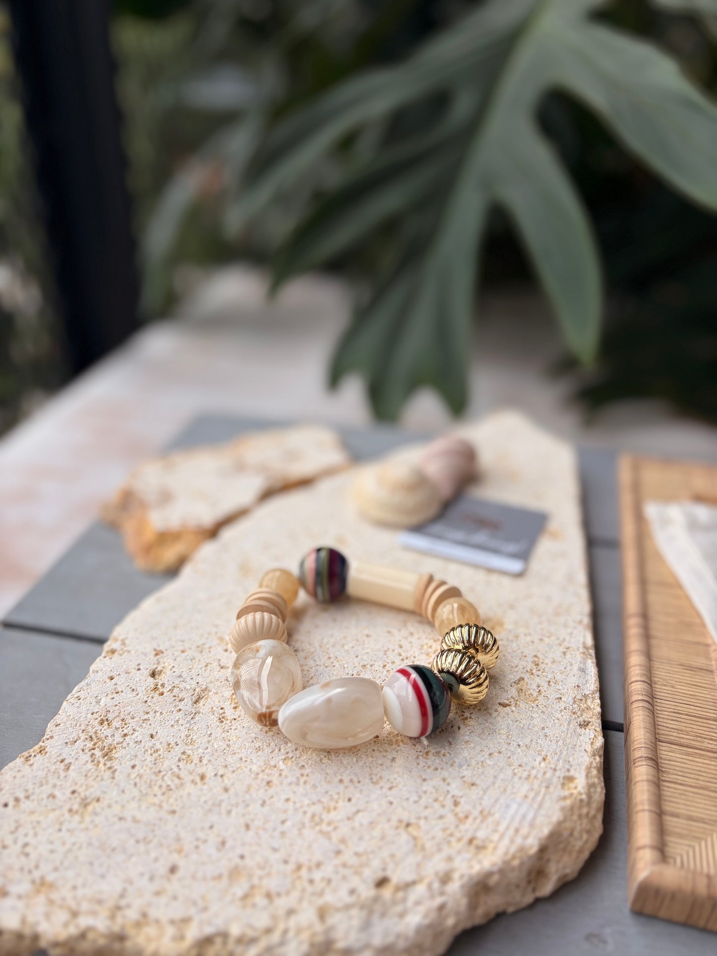 Pulsera elástica en resina y fantasía