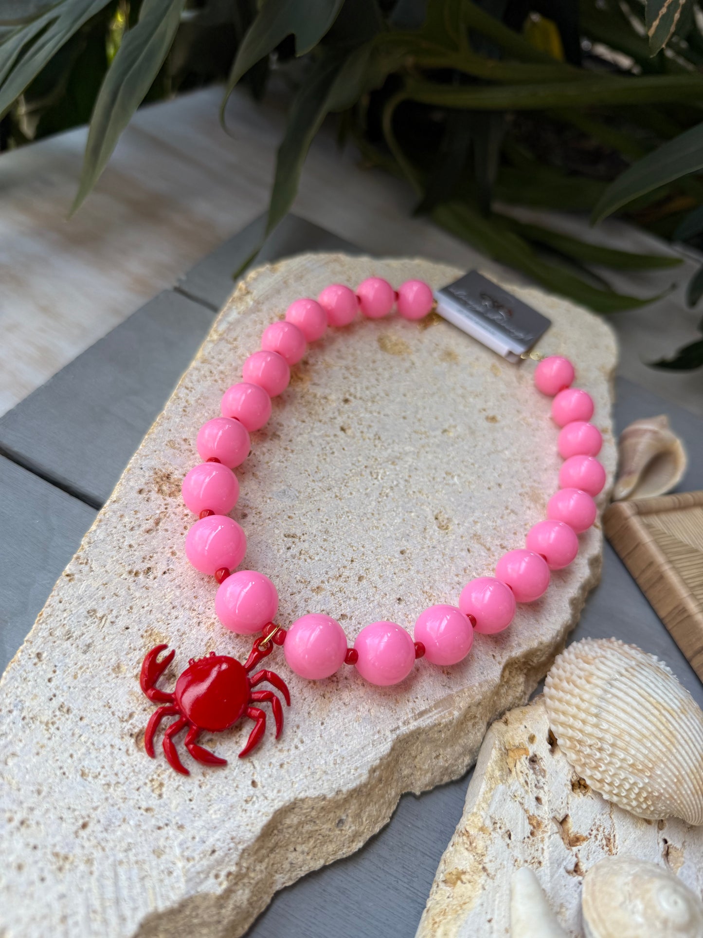 Collar bolas rosadas y cangrejo rojo