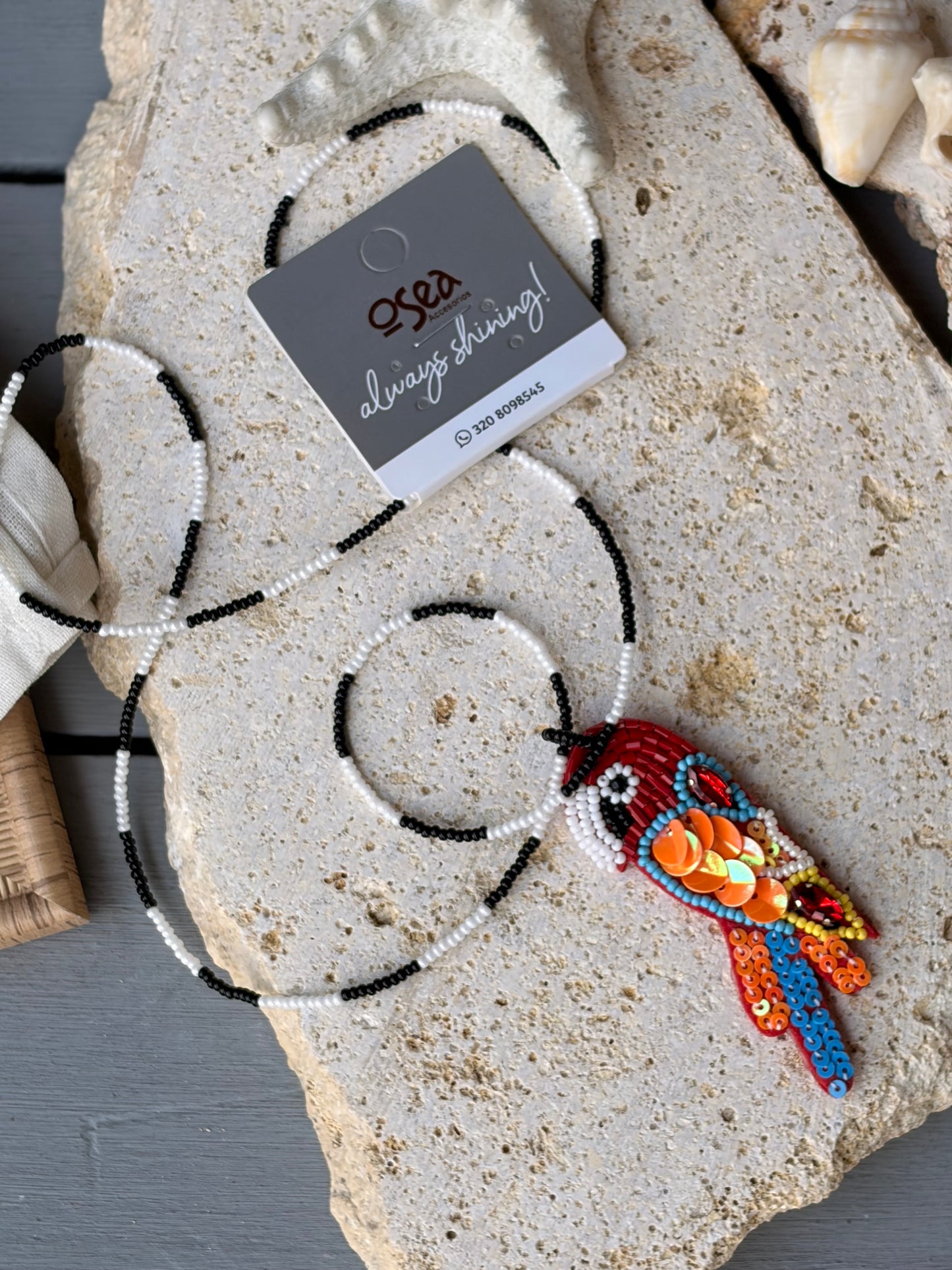 Collar largo dije guacamaya artesanal