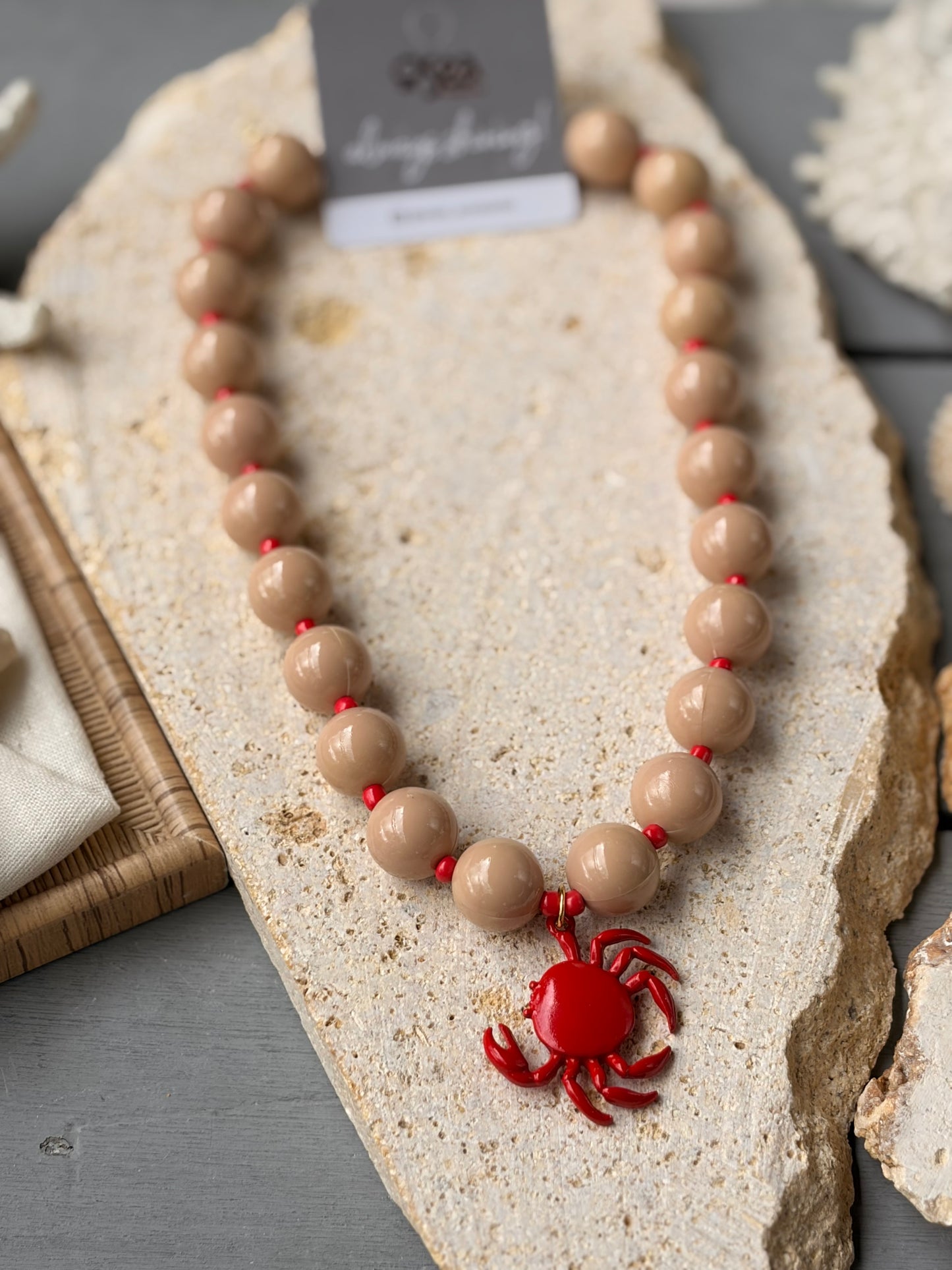 Collar bolas beige dije cangrejo rojo