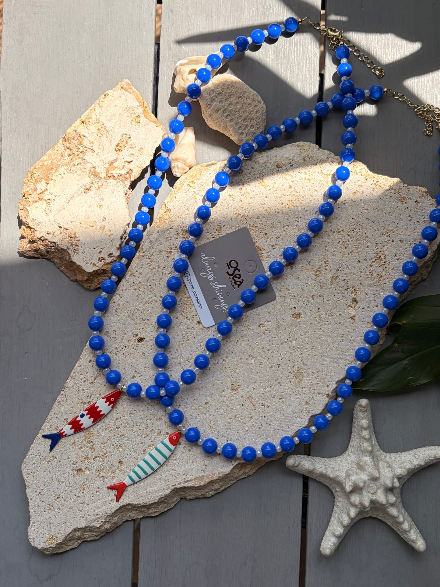 Collar bolas azules mostacillas dije pez