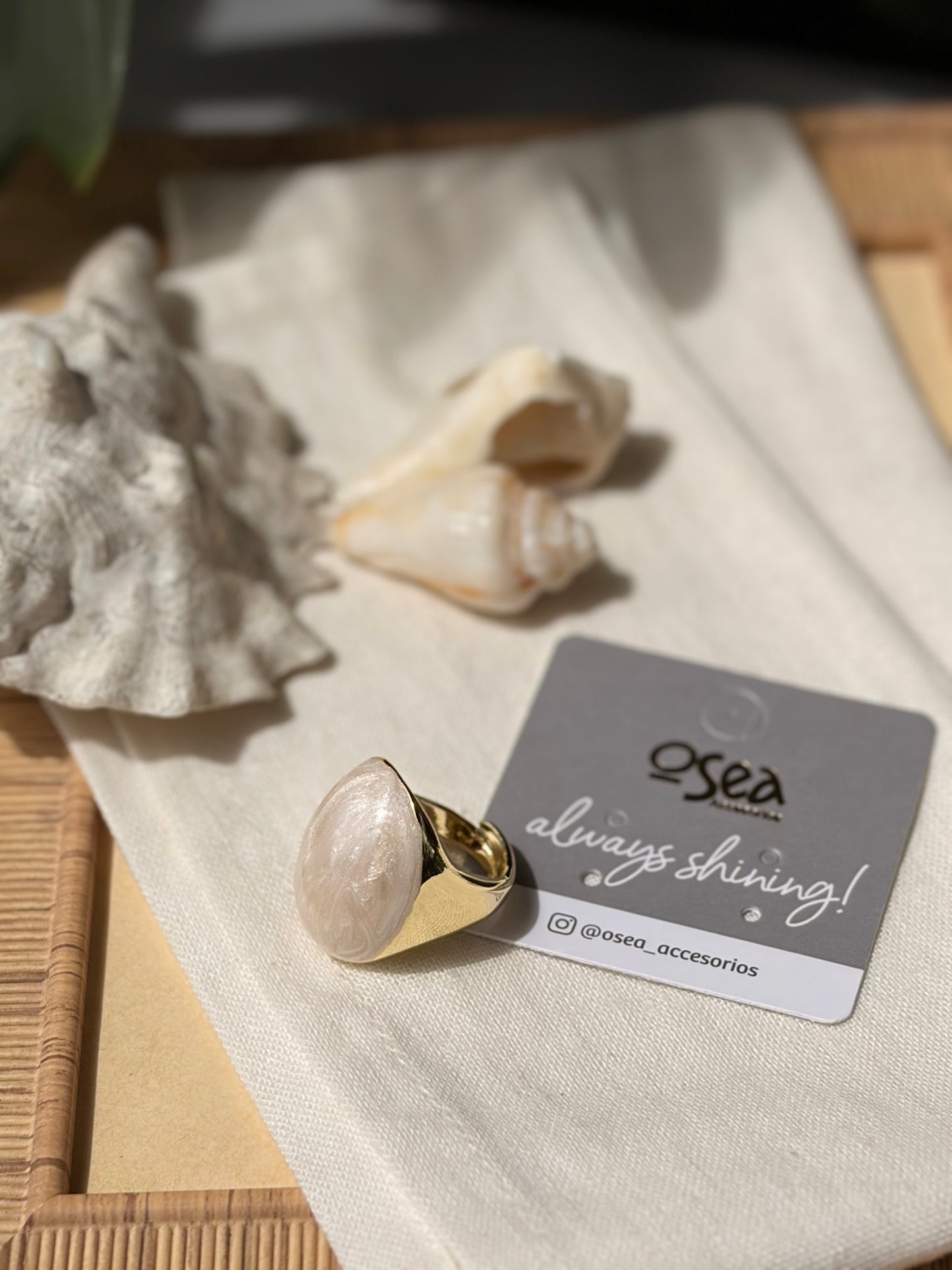 Anillo ovalado efecto nácar