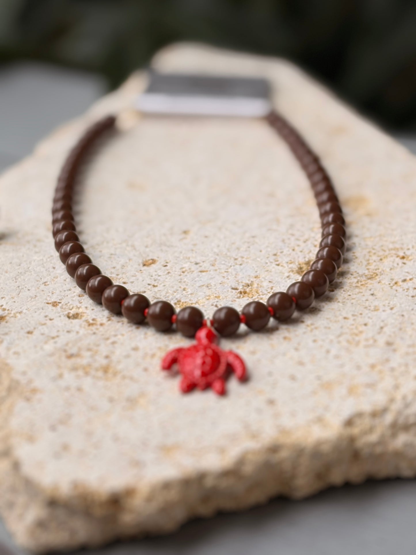 Collar bolas café dije tortuga roja