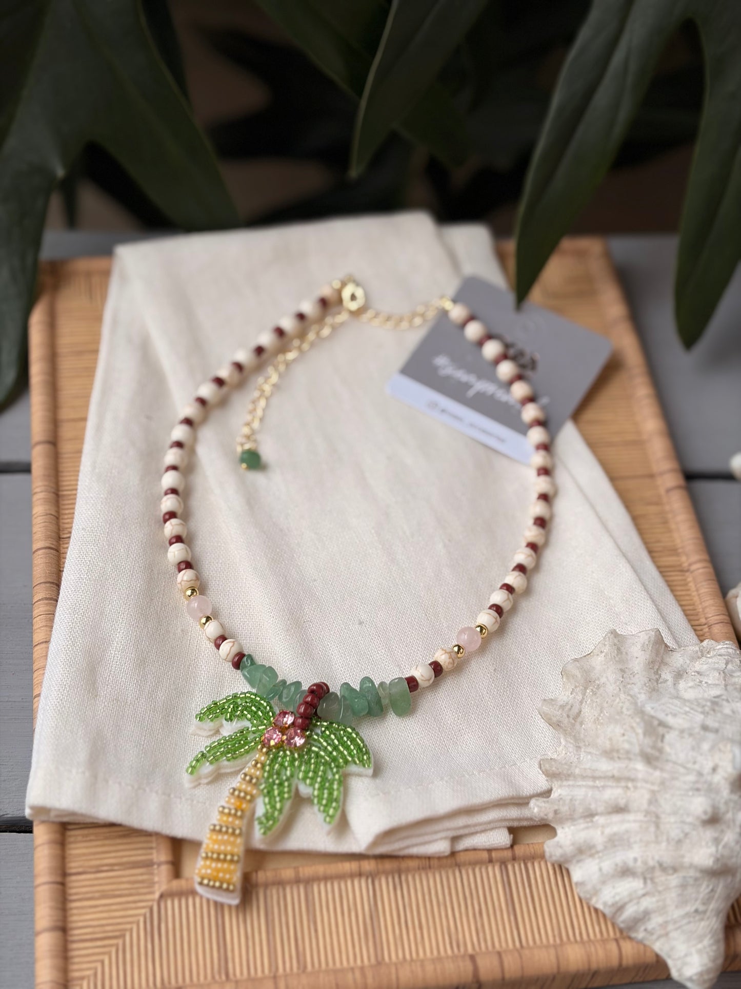 Collar playero palmera en mostacilla