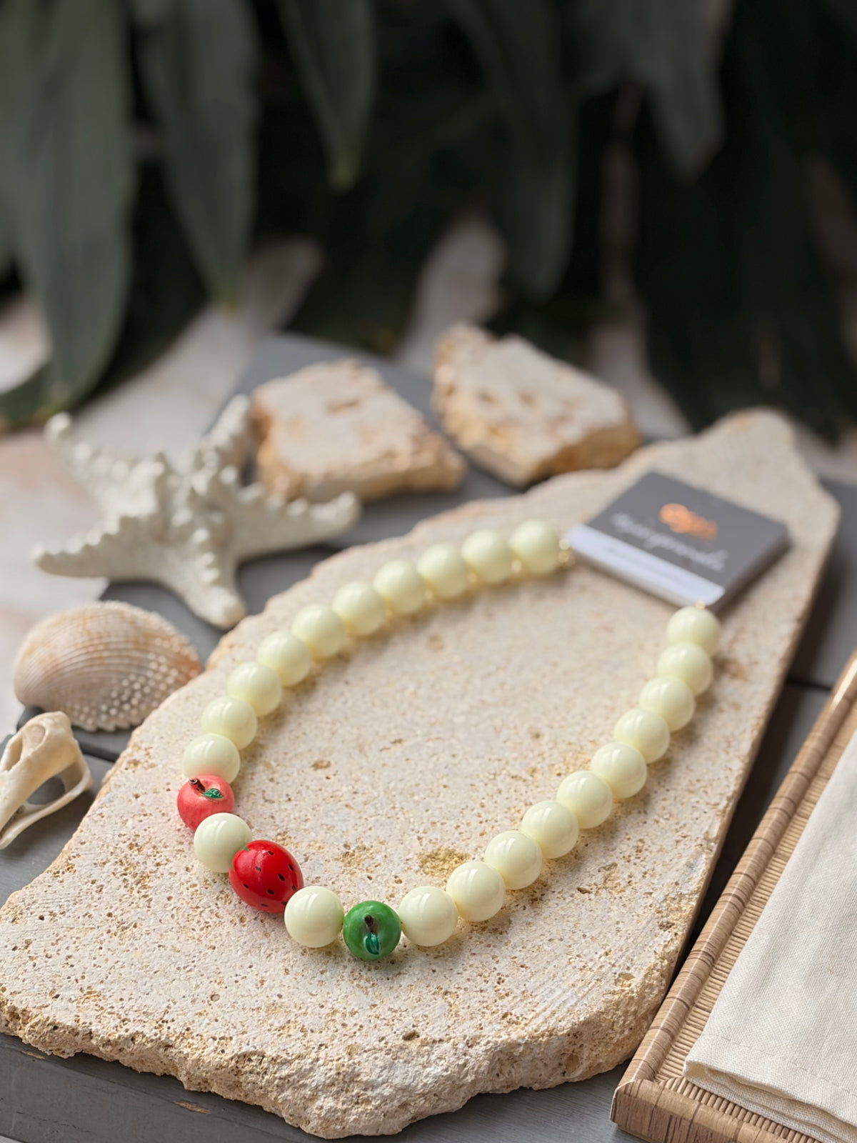 Collar bolas con dijes de frutas