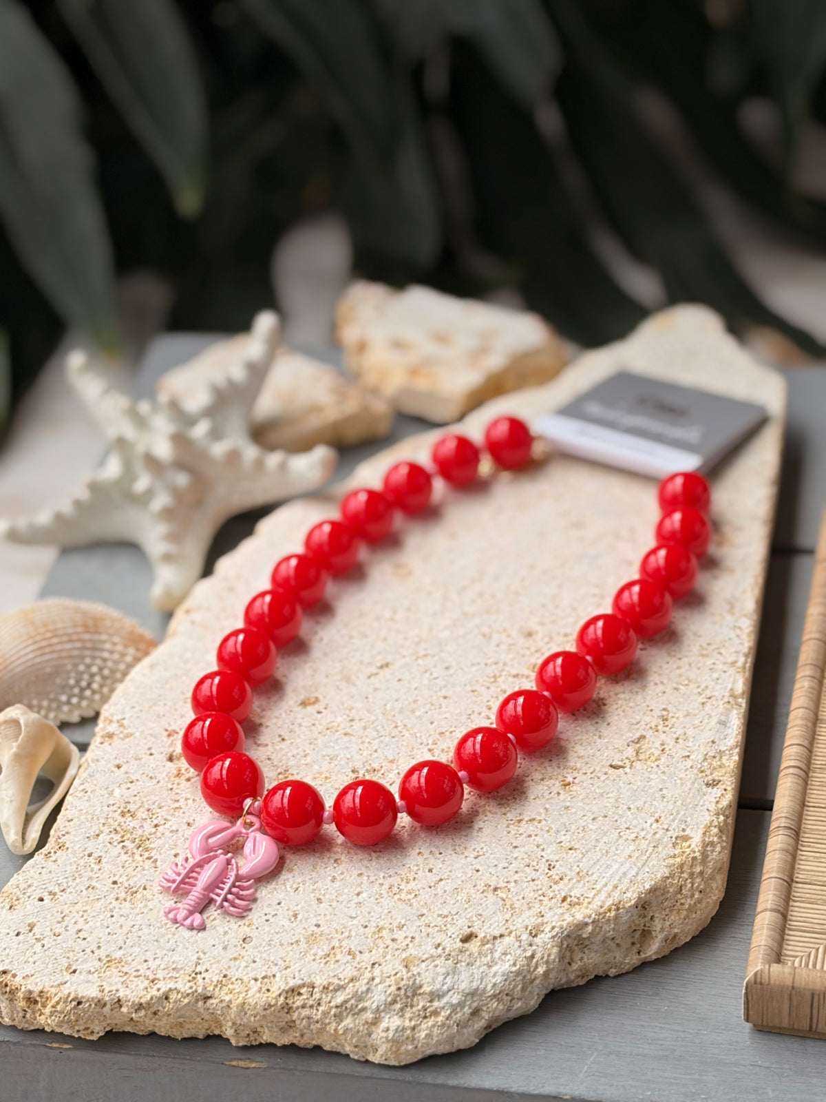 Collar bolas rojas dije langosta rosada esmaltada
