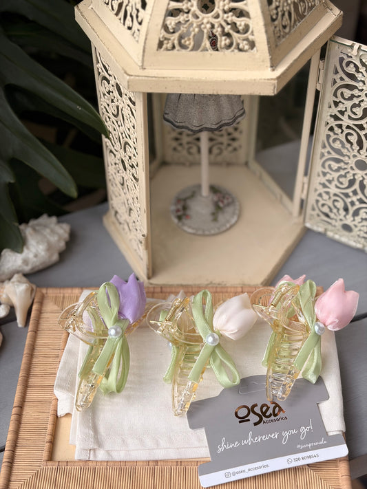 Caimán con tulipanes