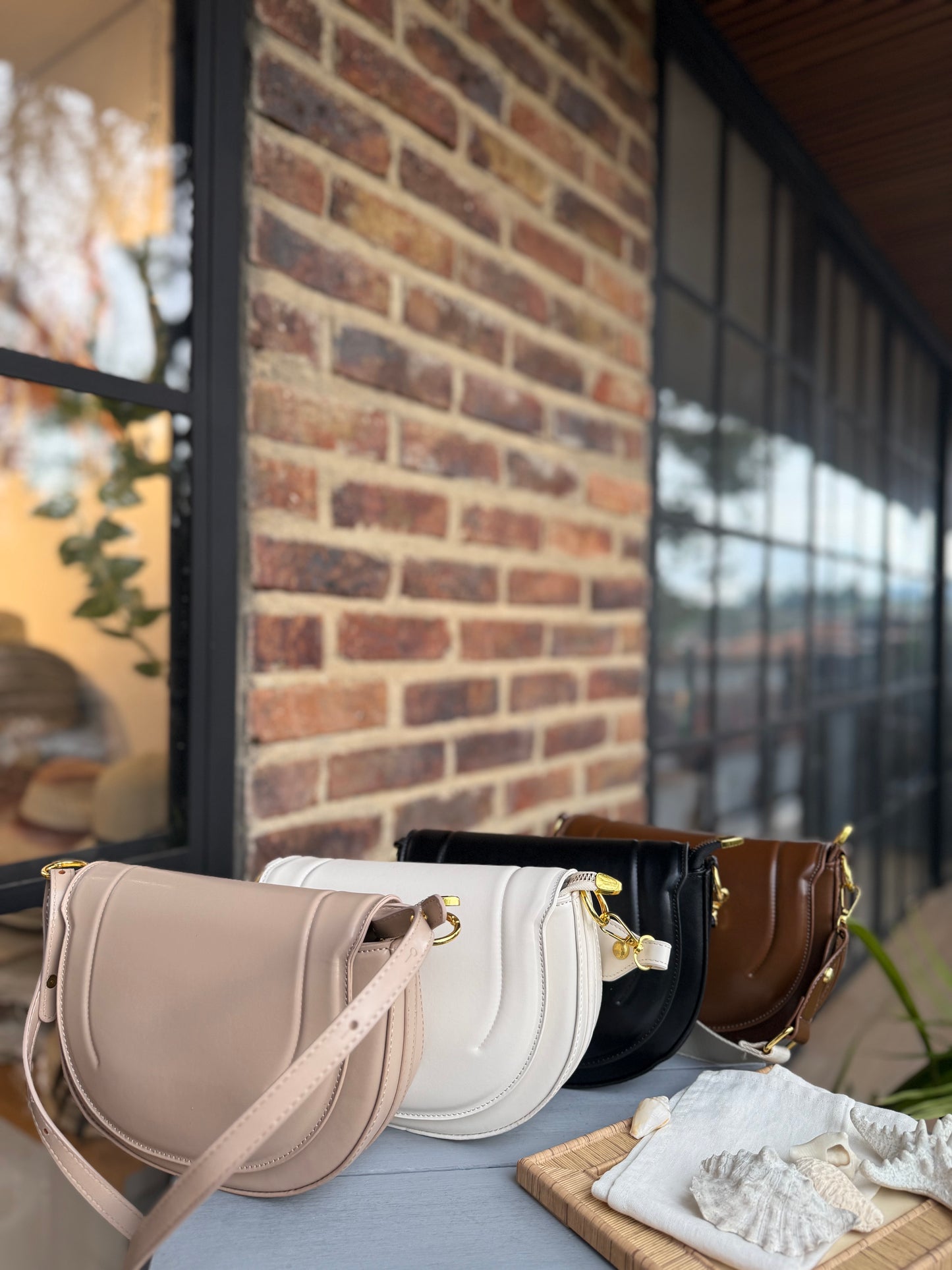 Bolso manos libres tipo cuero con doble cargadera