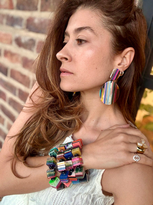 Pulsera resortada en resina cubos rayas