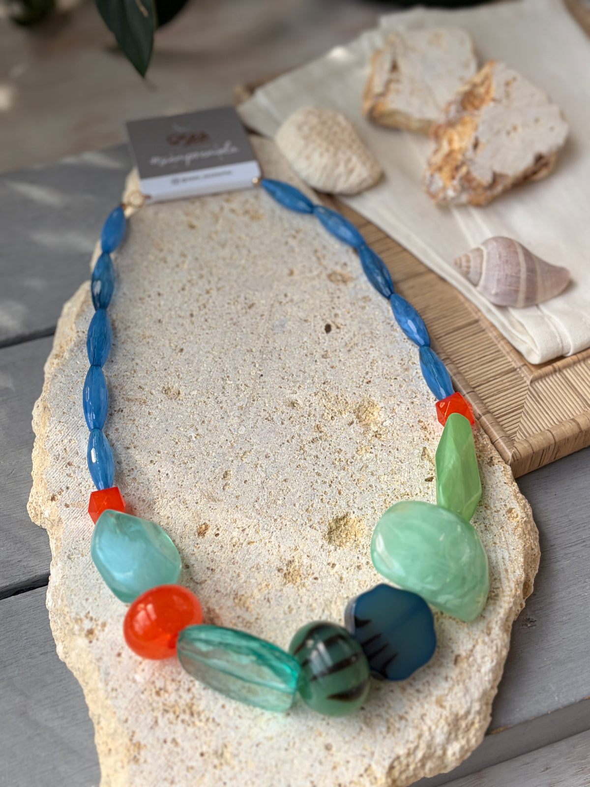 Collar resina forma piedras volcánicas