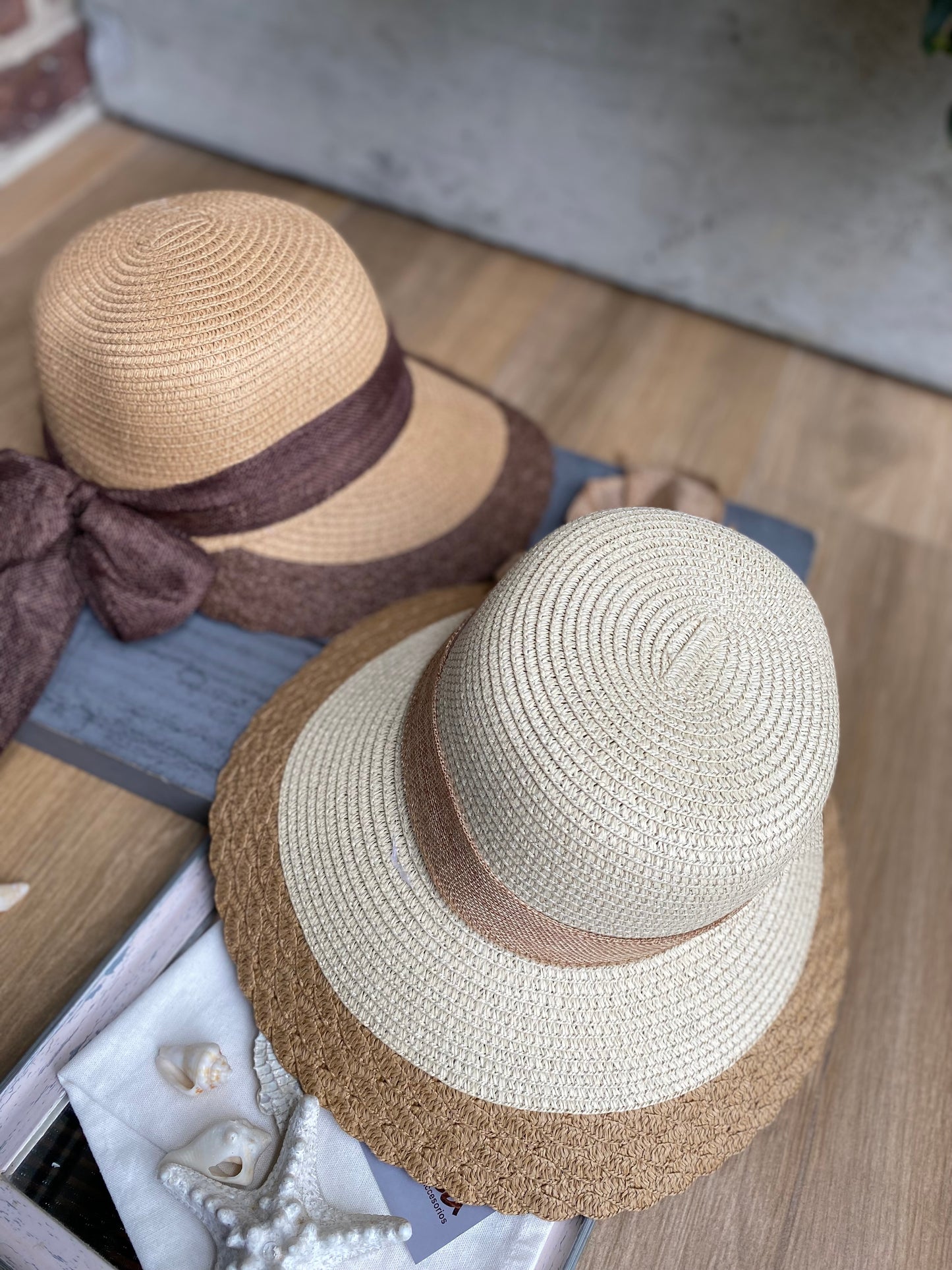 Sombrero tipo visera con borde y cinta moño