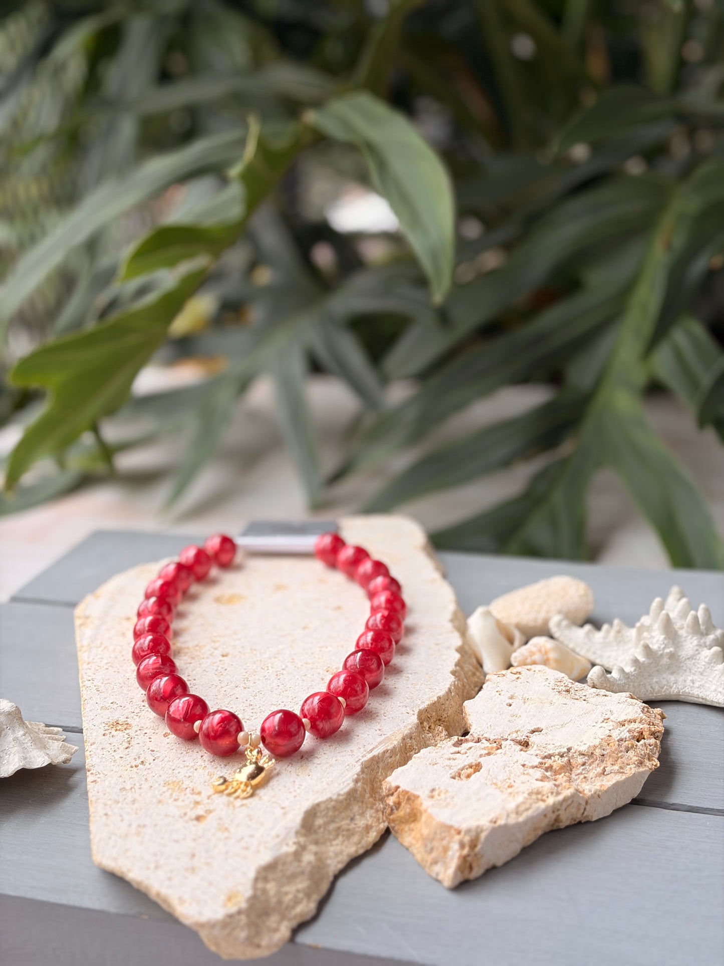 Collar bolas vinotinto perlado dije cangrejo