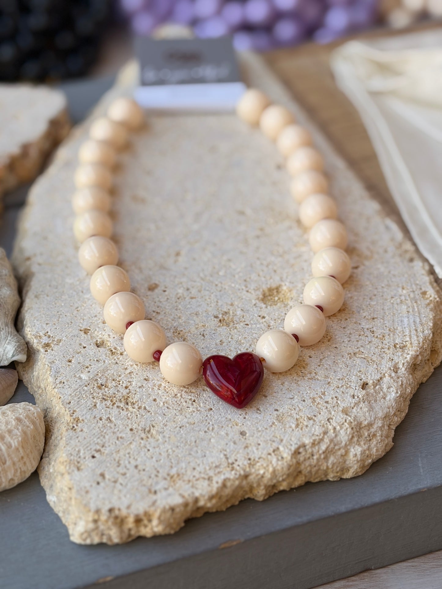 Collar bolas beige claro corazón degradé