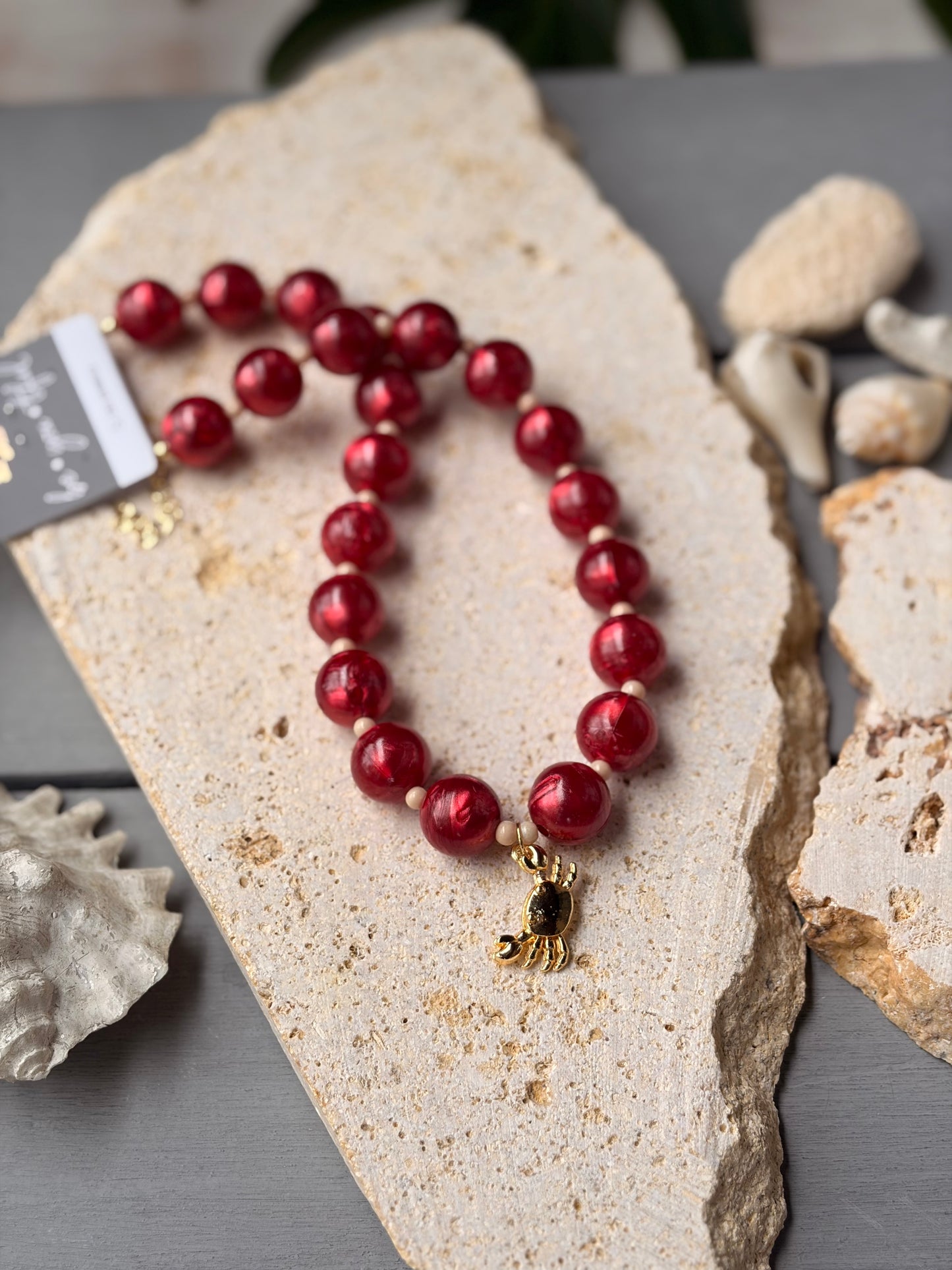 Collar bolas vinotinto perlado dije cangrejo