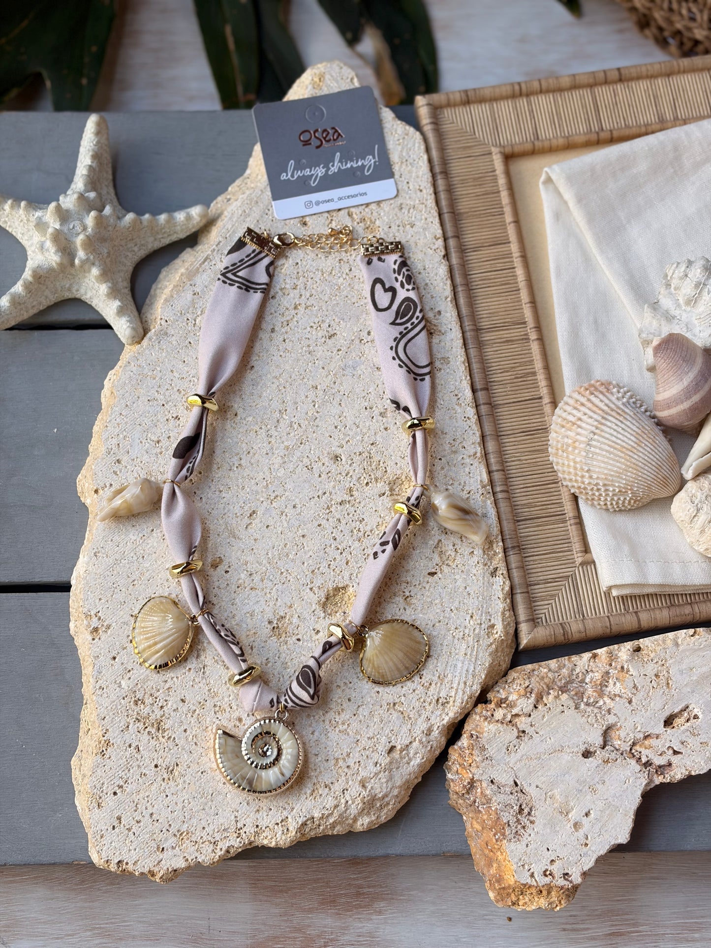 Collar de tela con dijes de playa