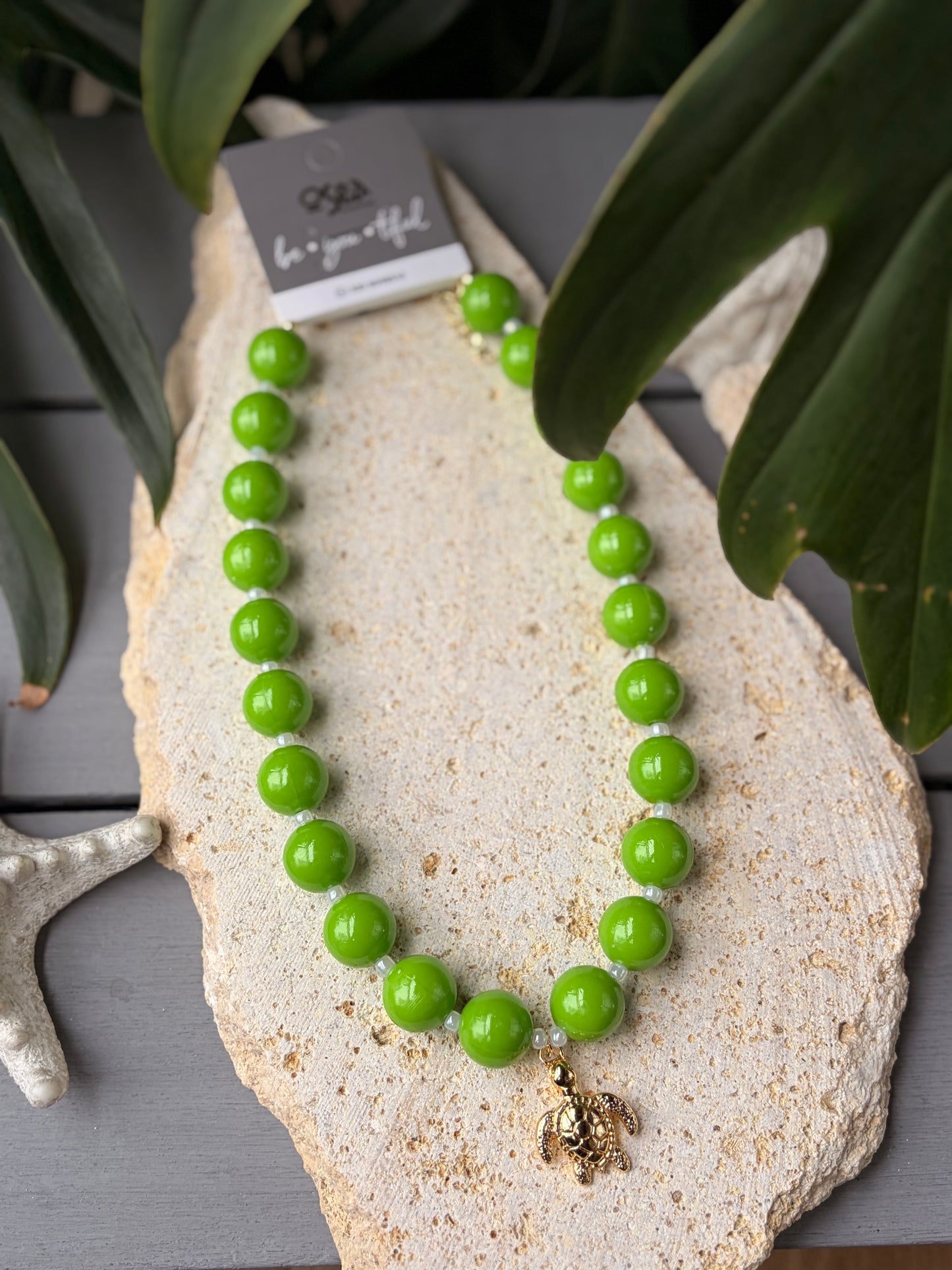 Collar bolas verde dije tortuga de mar