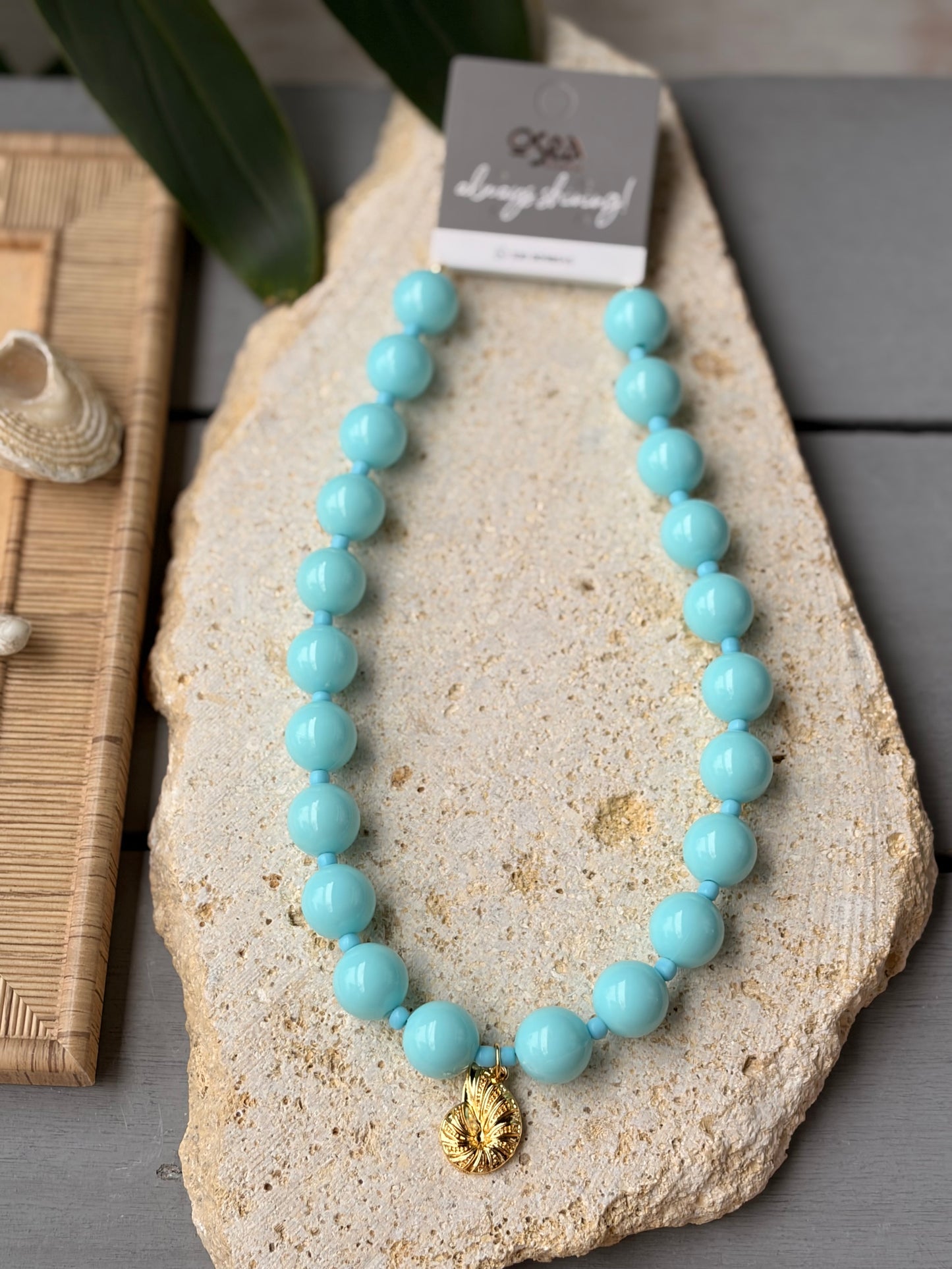 Collar de bolas azul claro dije concha 24k