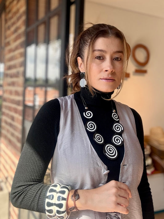 Collar cordón cuero resina espirales