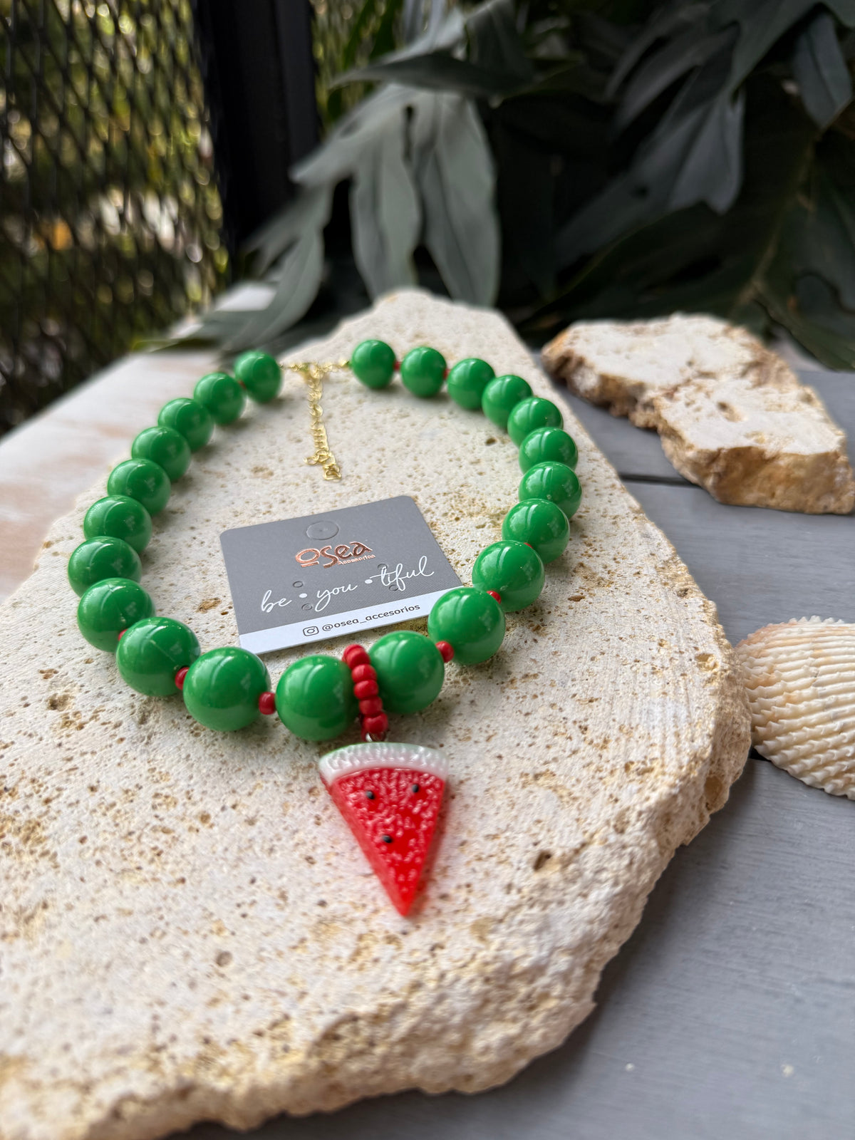 Collar bolas verdes y dije sandía