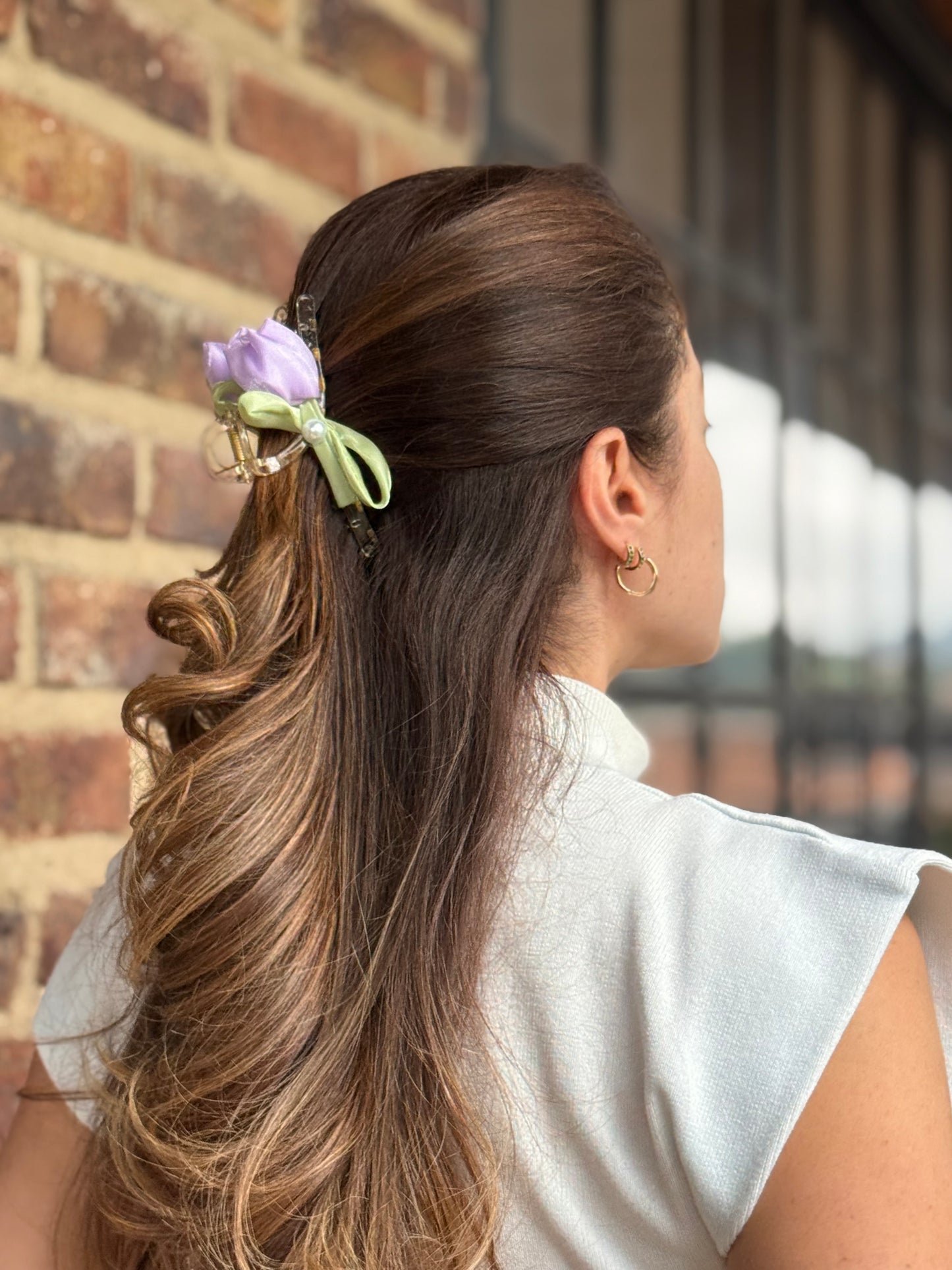 Caimán con tulipanes