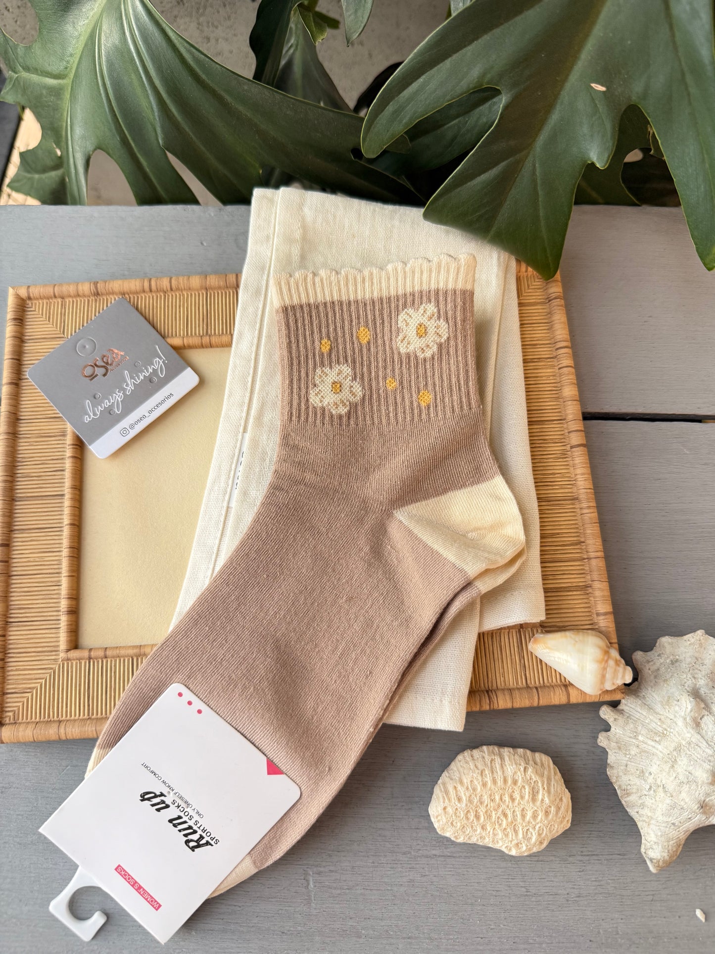 Medias en tonos café claro