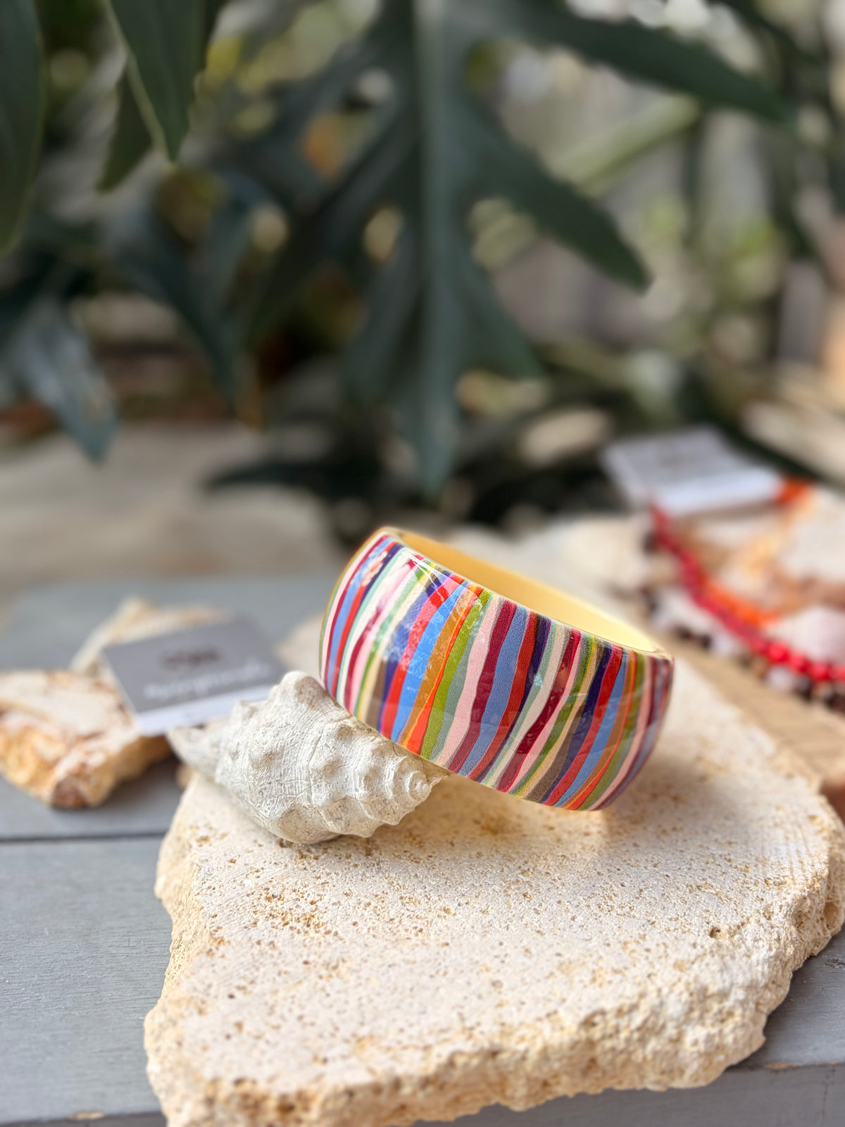 Pulsera ancha en resina multicolor