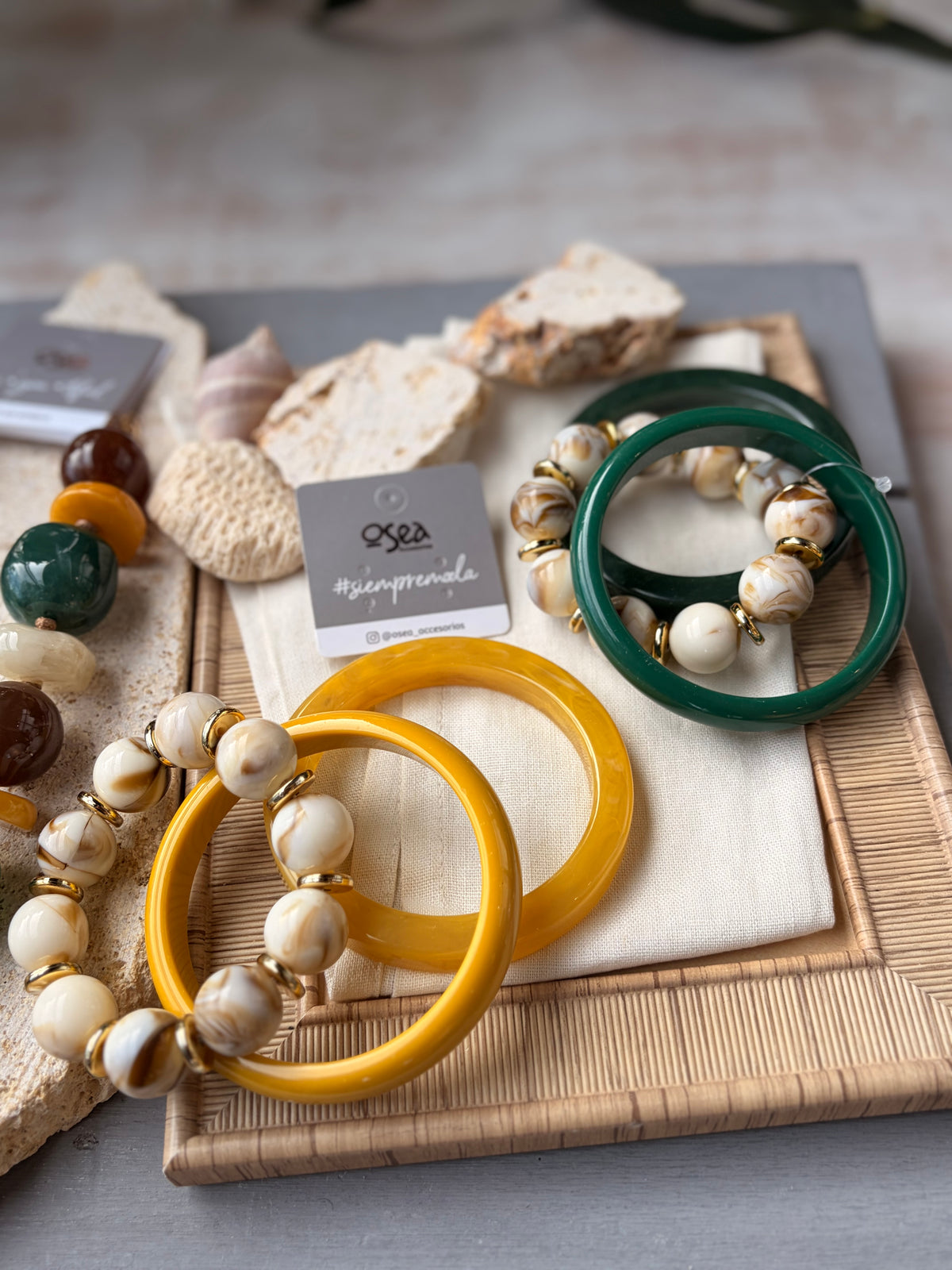 Set de pulseras en resina x 3 bolas y aros