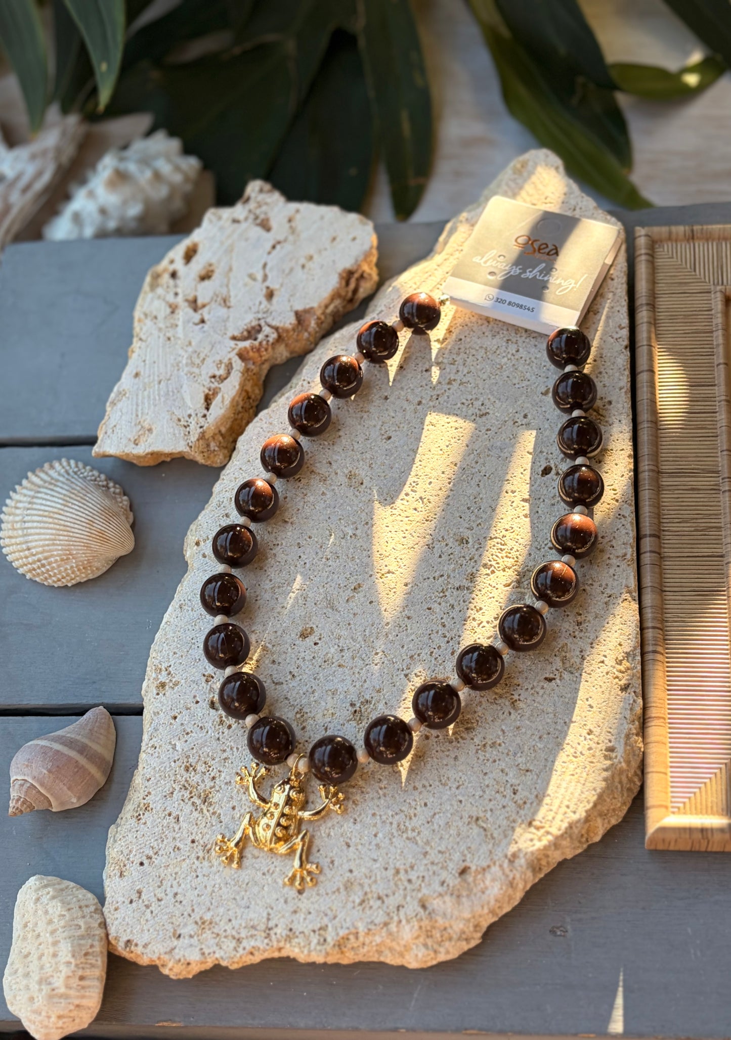 Collar de bolas café oscuro dije rana 24k