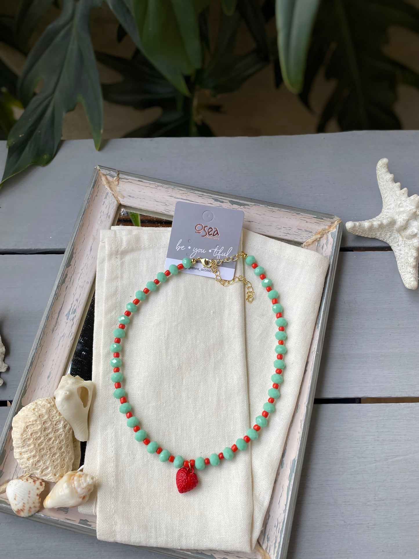 Collar piedras verdes y rojas