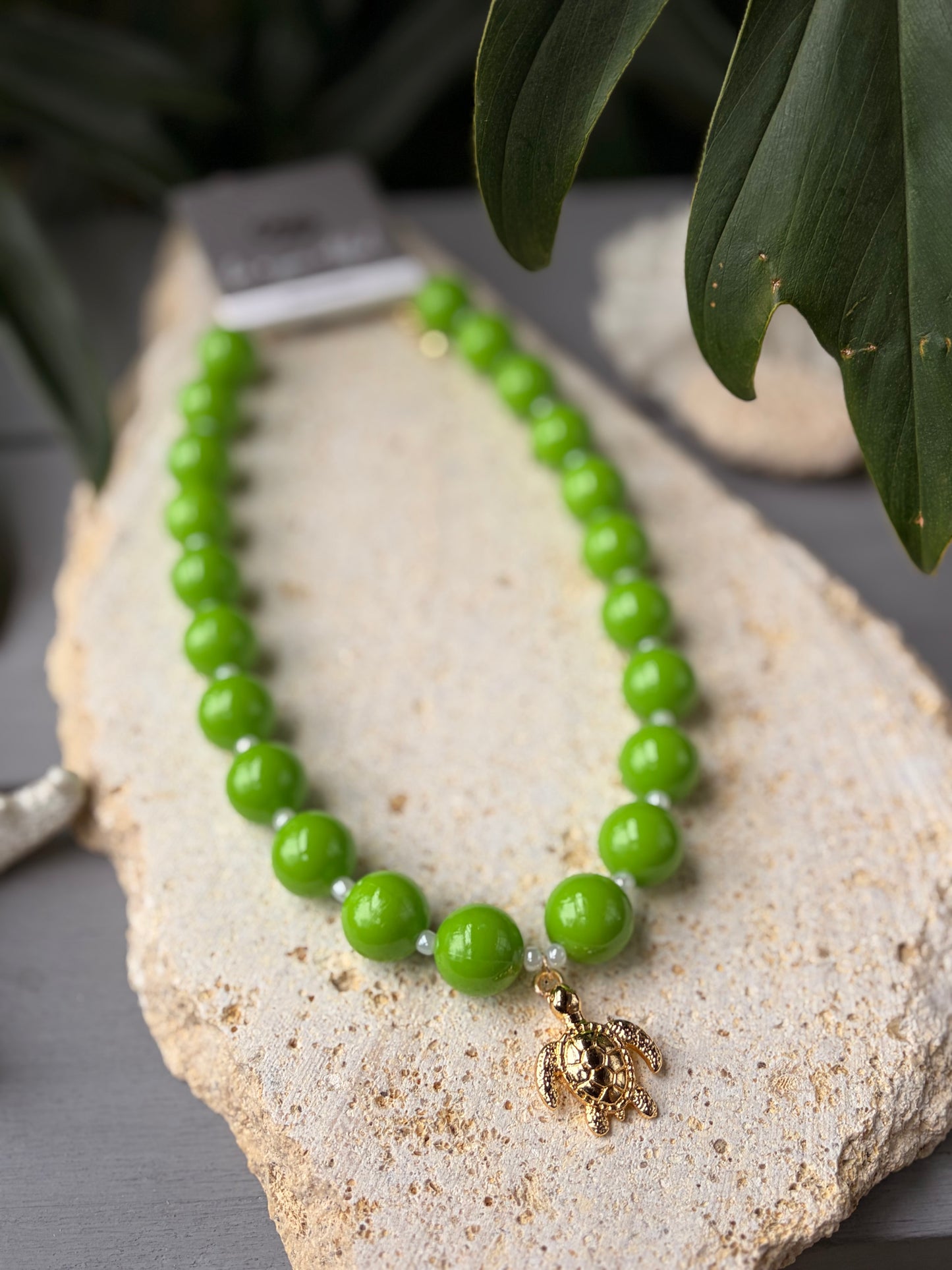 Collar bolas verde dije tortuga de mar