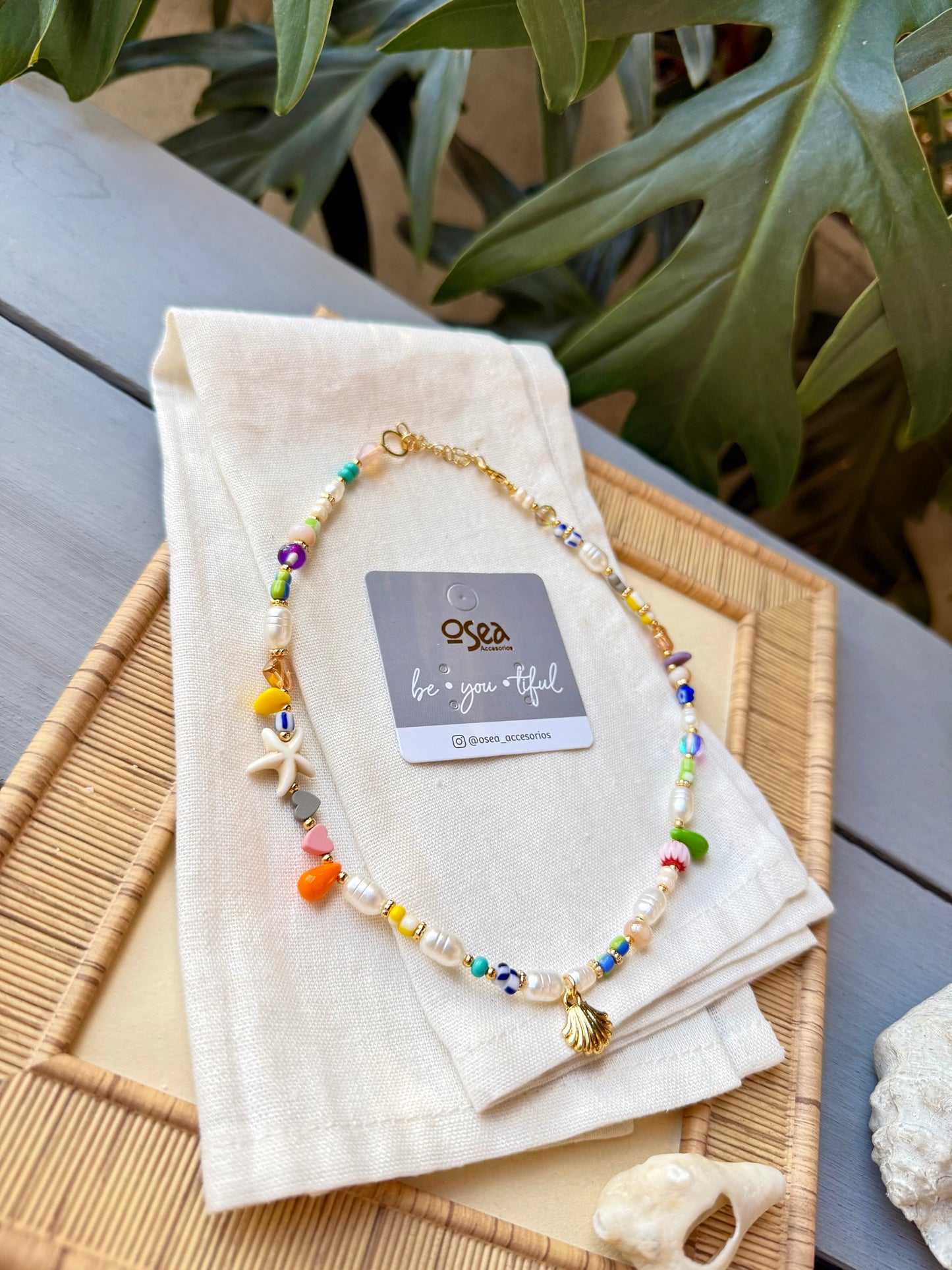 Choker en colores con dije de concha