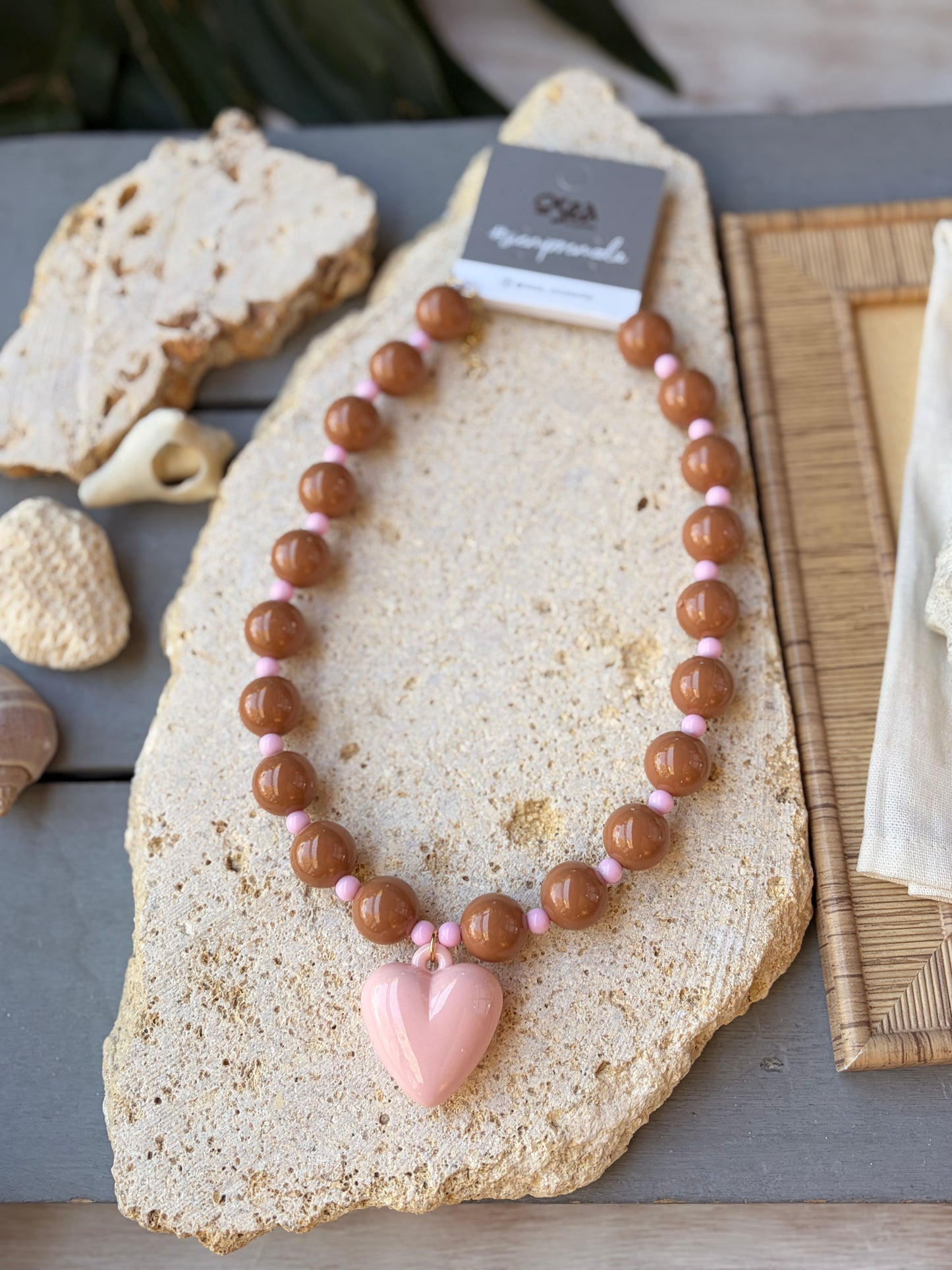Collar bolas café dije corazón rosado