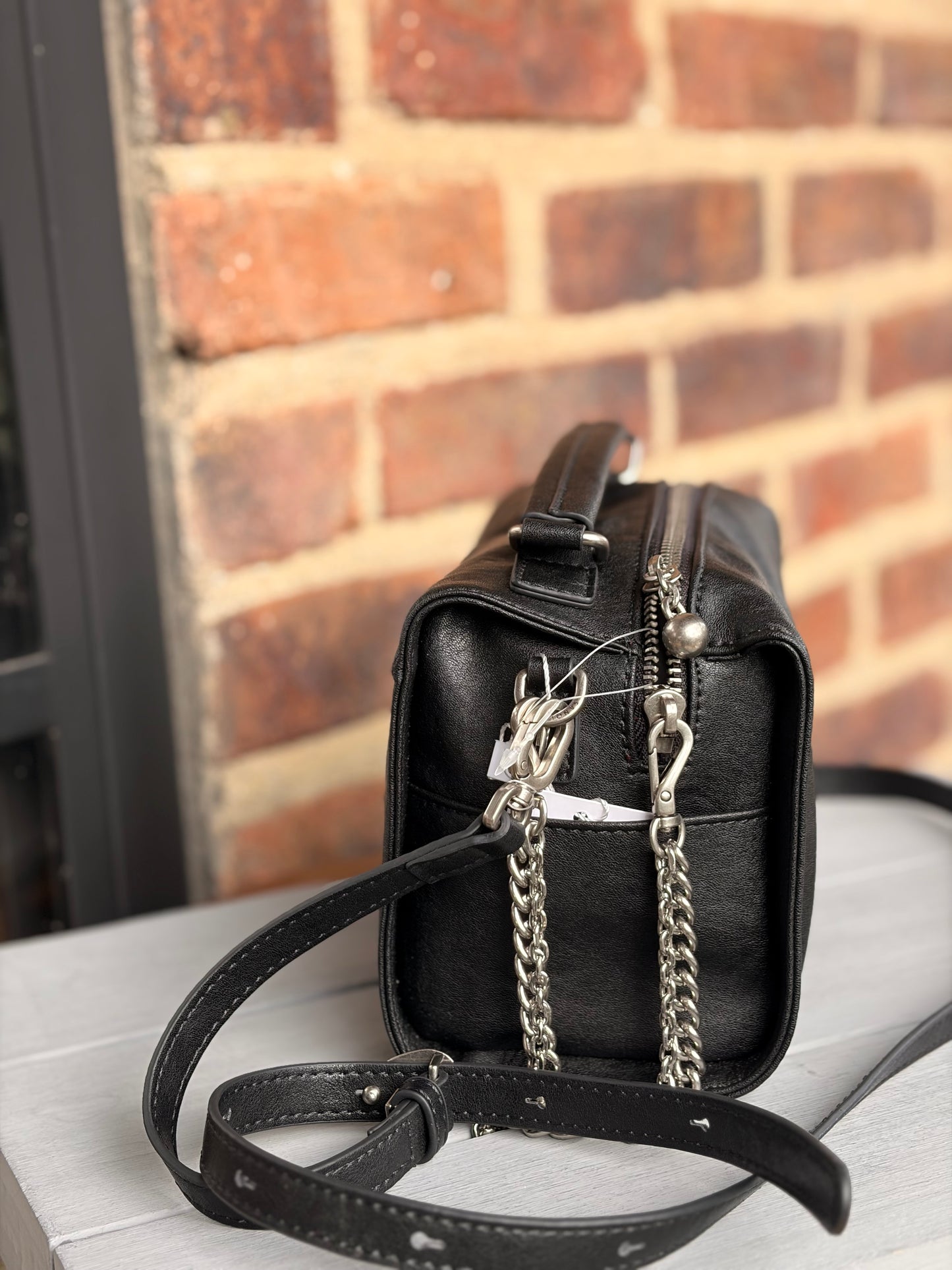 Bolso manos libres tipo baúl